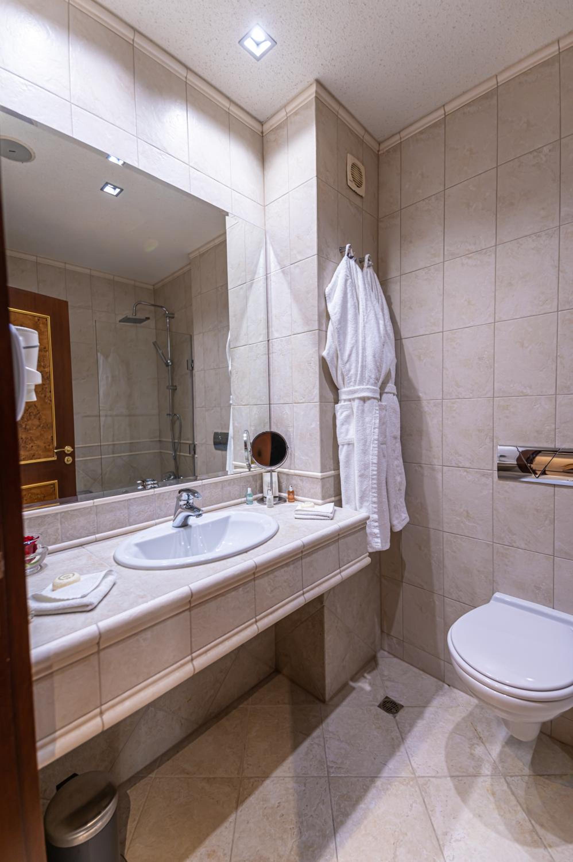 Deluxe Double Room - Photo 9
