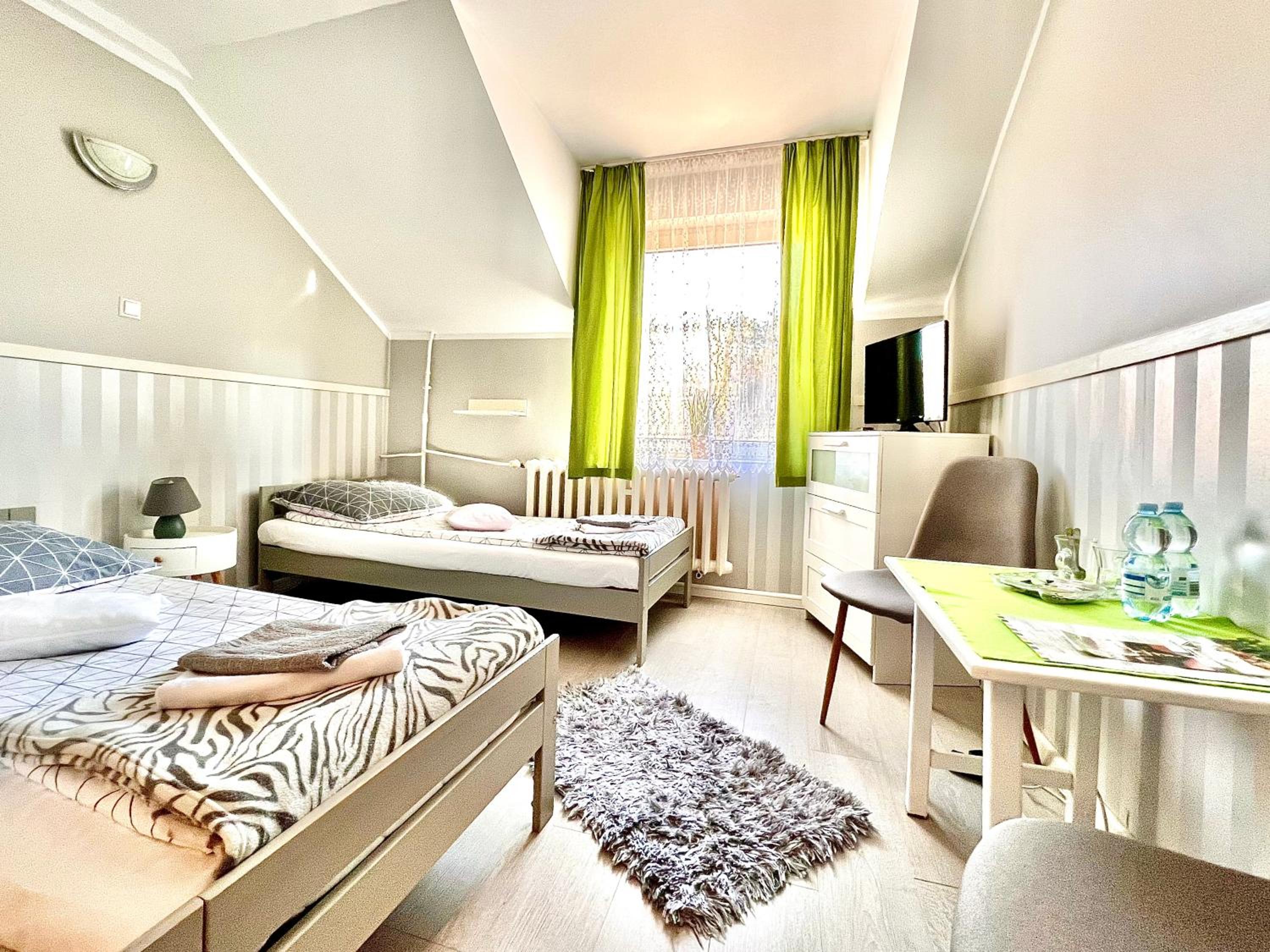Twin Room with Bathroom - Photo 5