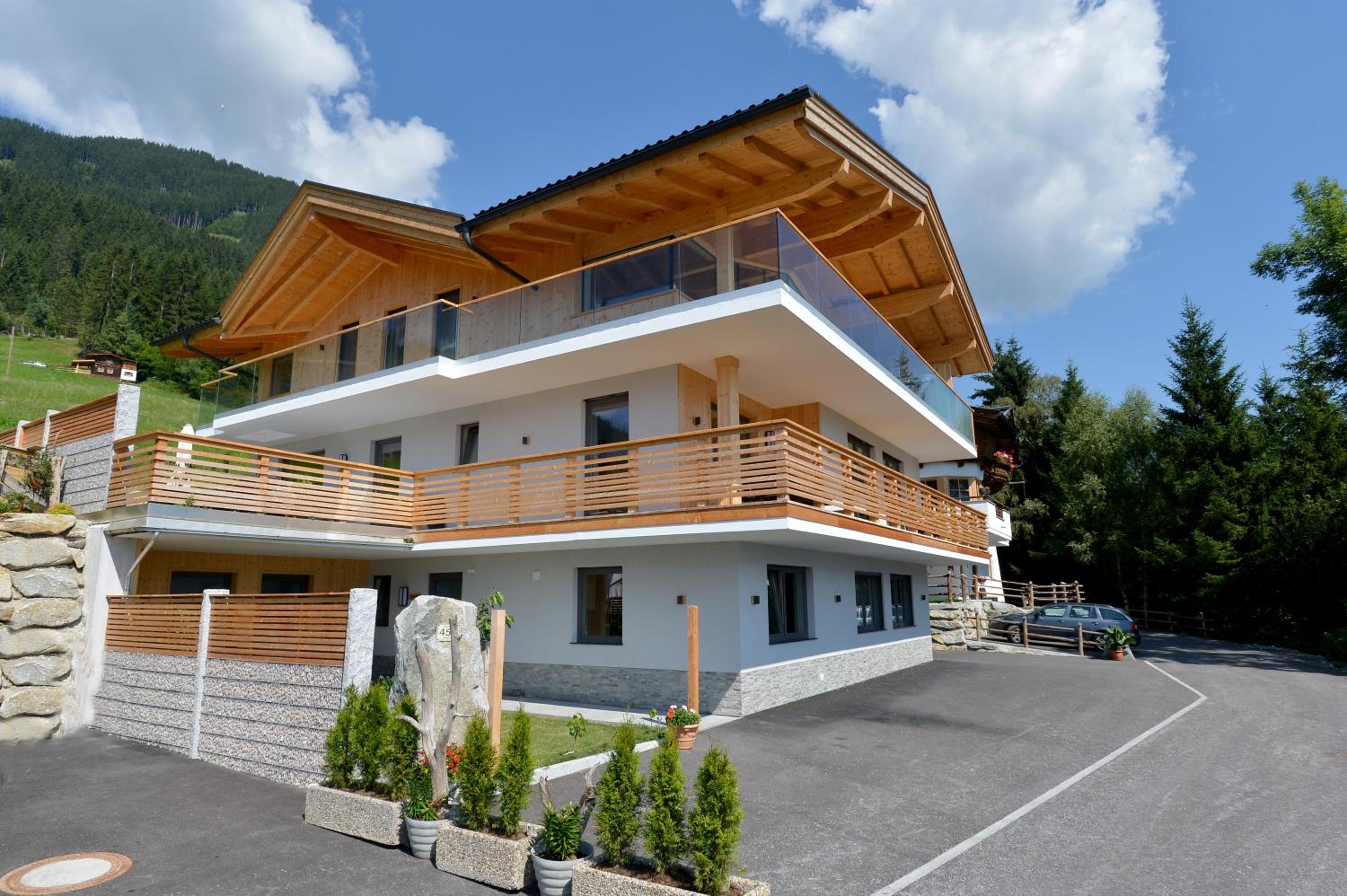 Three-Bedroom Apartment with Balcony photo 3