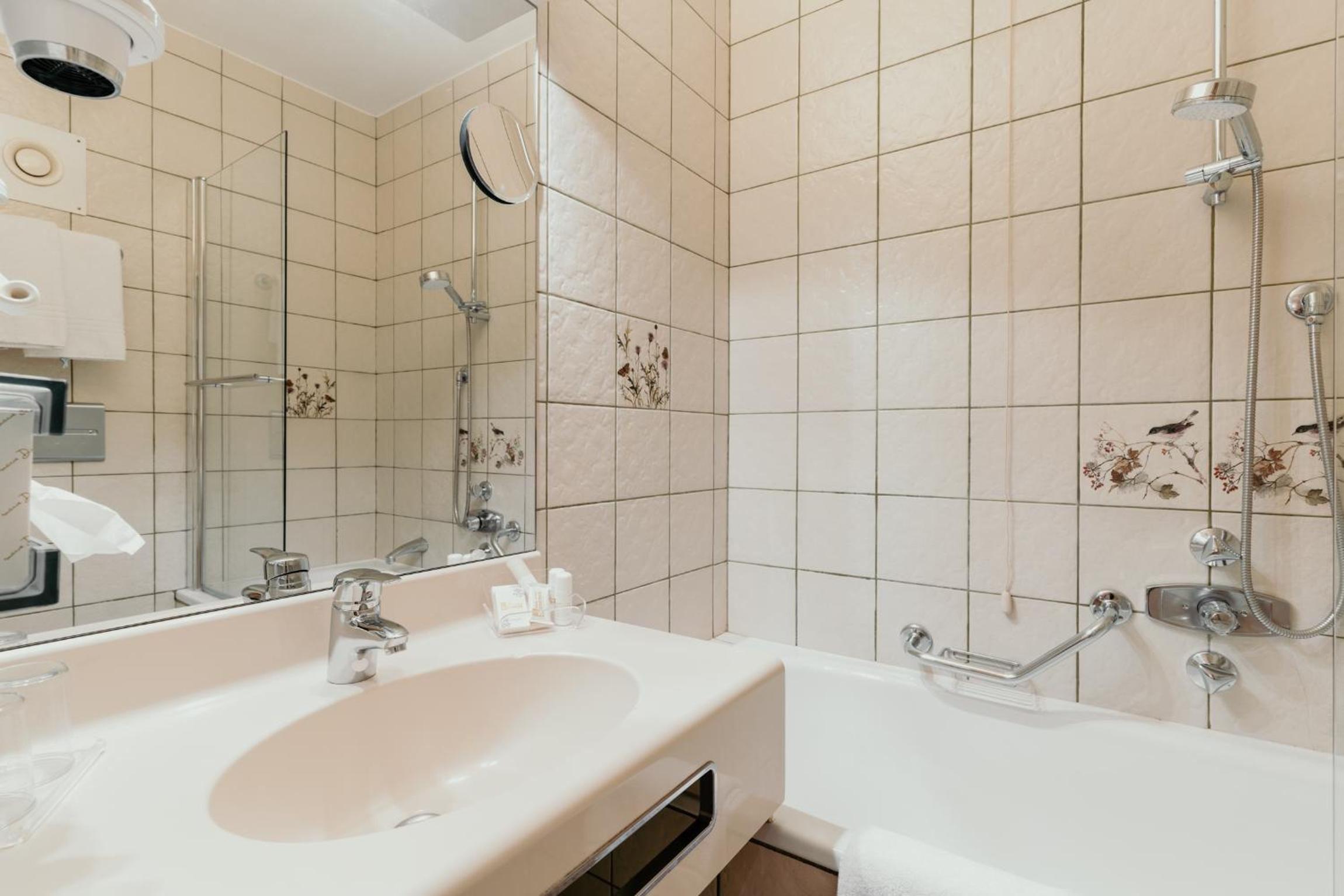 Double or Twin Room - Photo 6