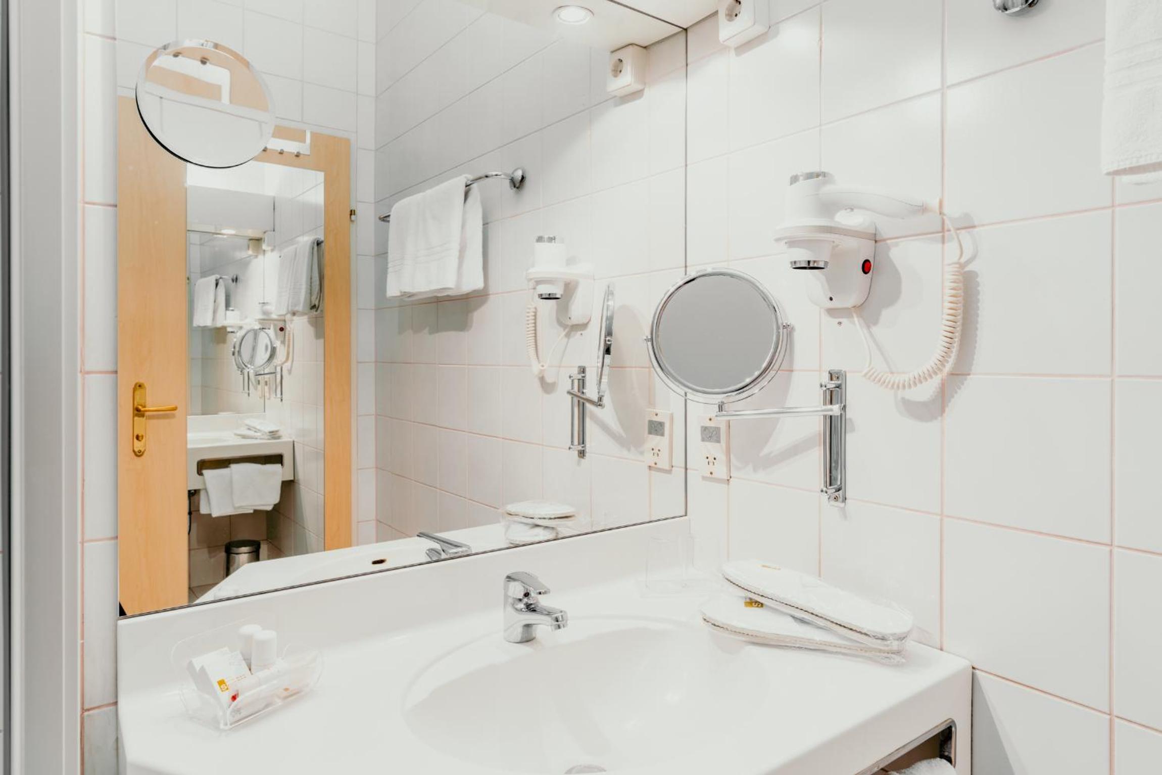Double or Twin Room - Photo 10