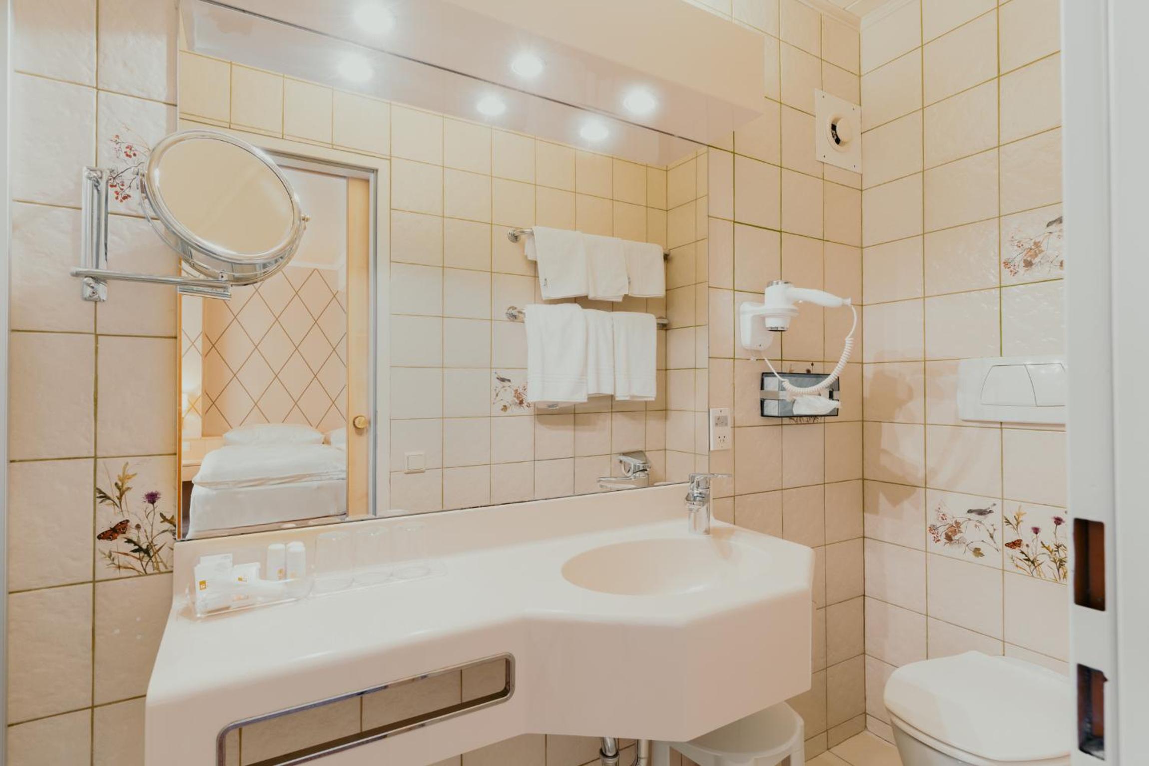 Double or Twin Room - Photo 13