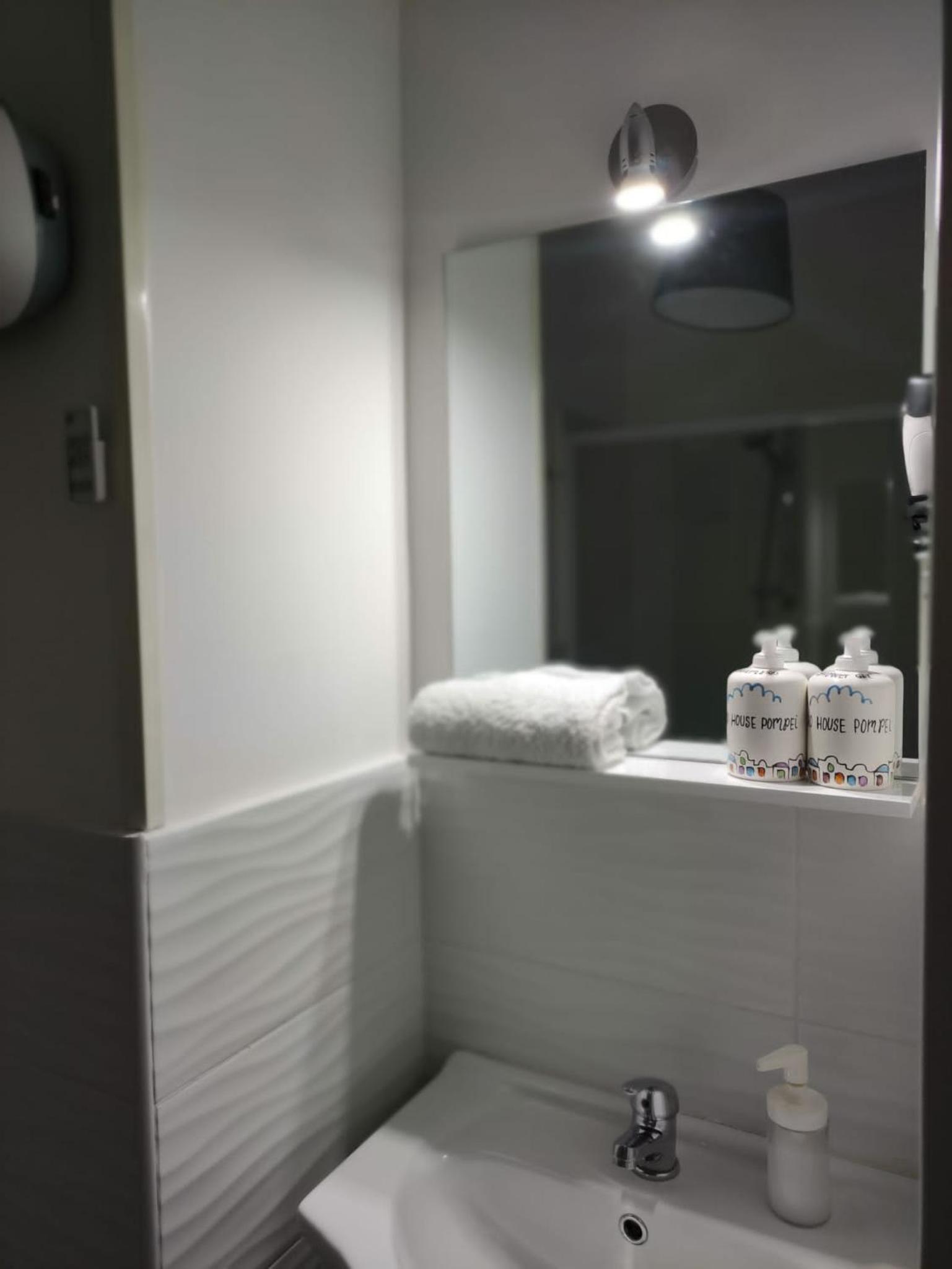 Double Room with Private Bathroom - Photo 6