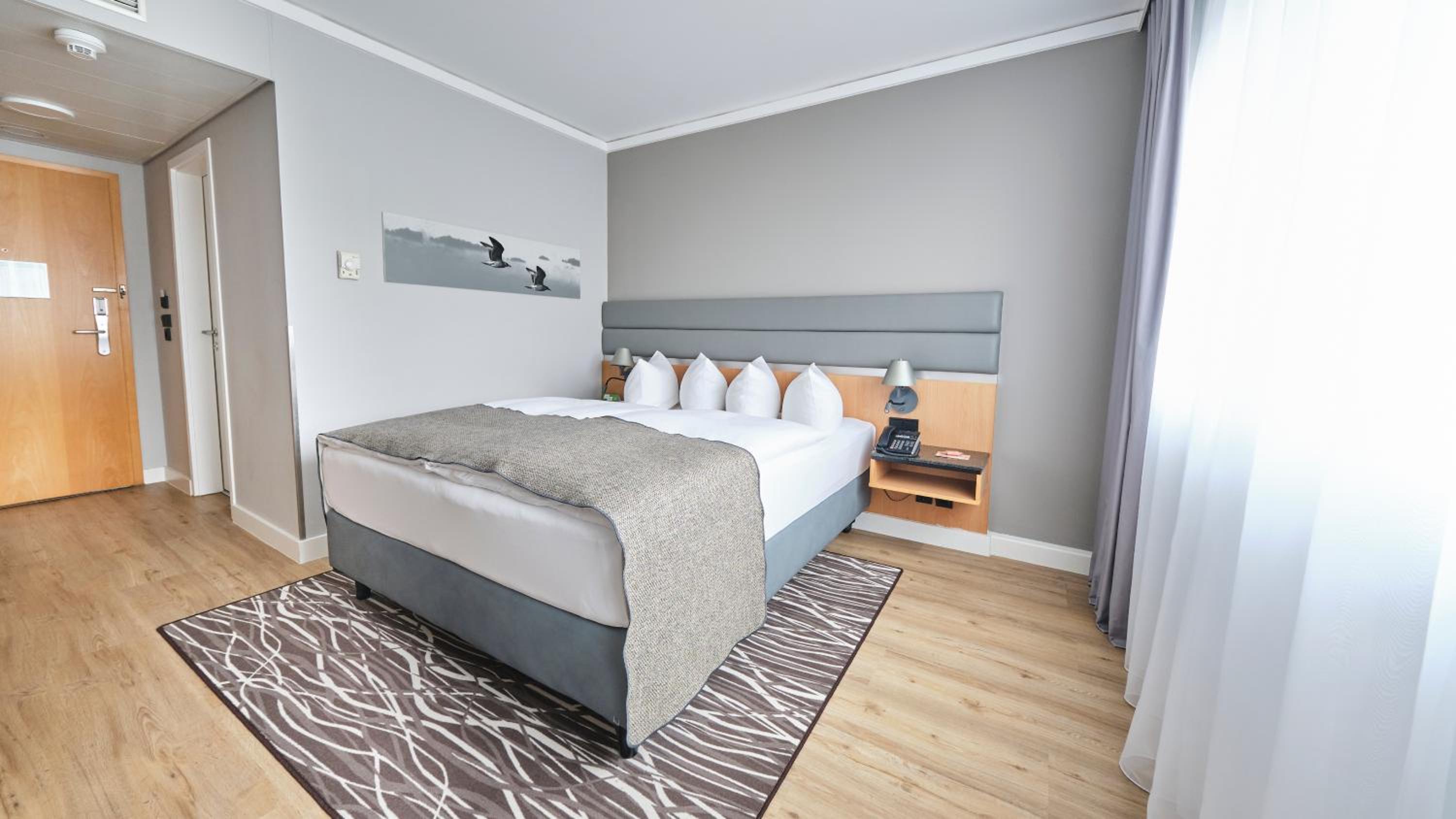 Standard Double Room thumbnail 6