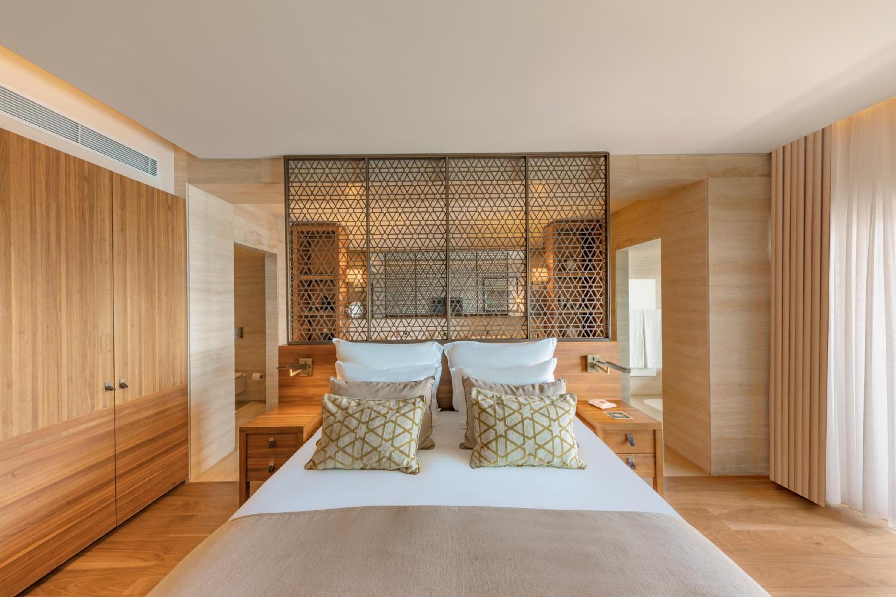 Deluxe Room with Sea View - Photo 10