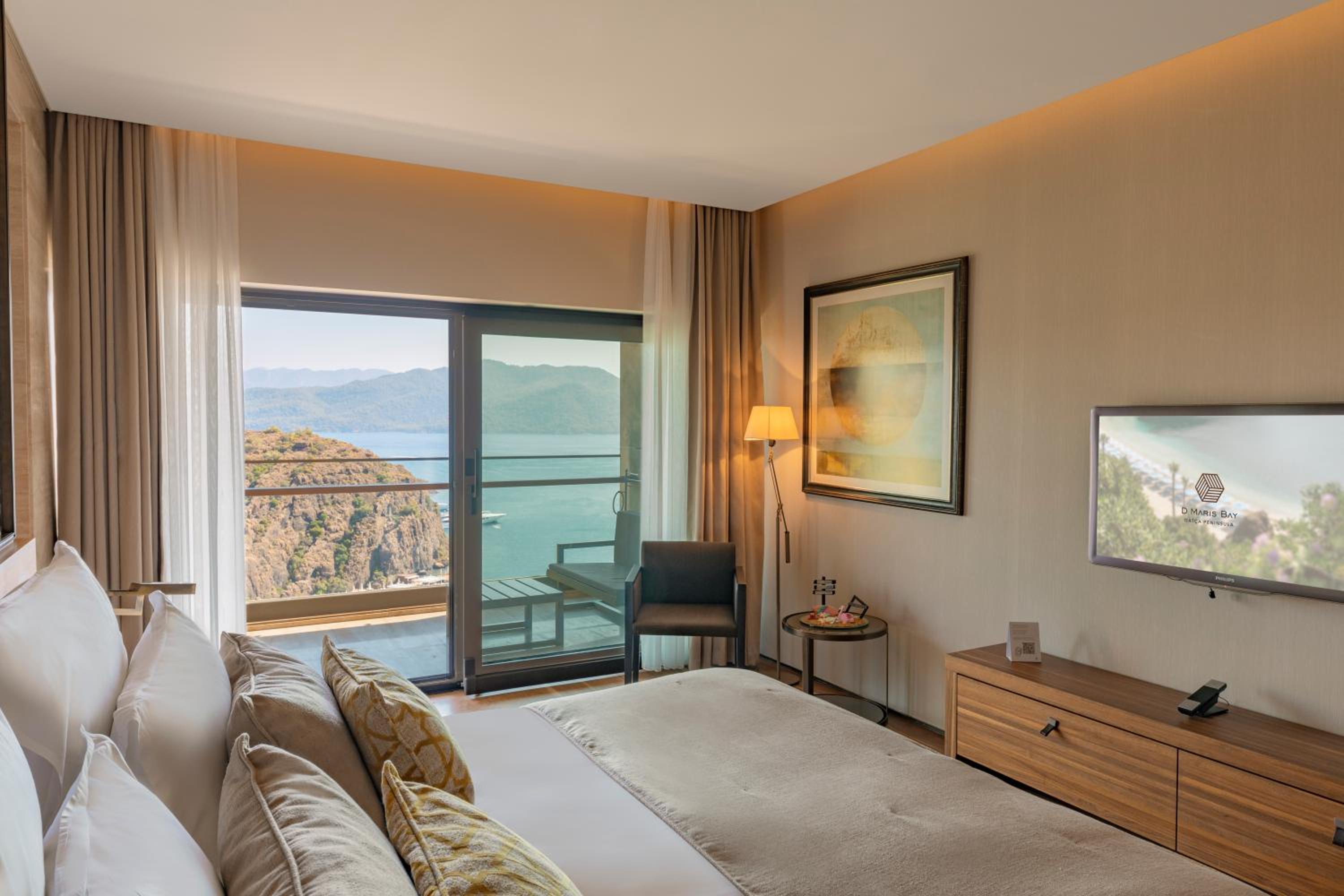Deluxe Room with Sea View - Photo 2