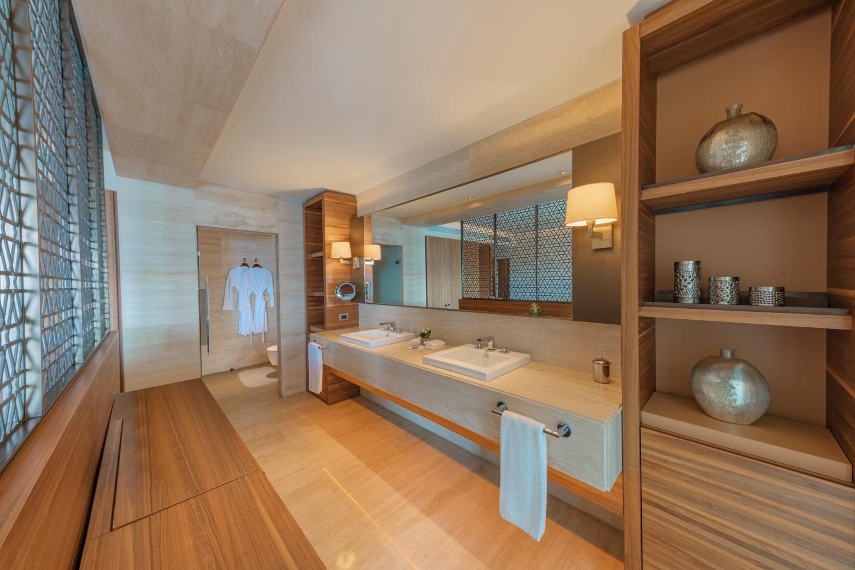 Deluxe Room with Sea View - Photo 3