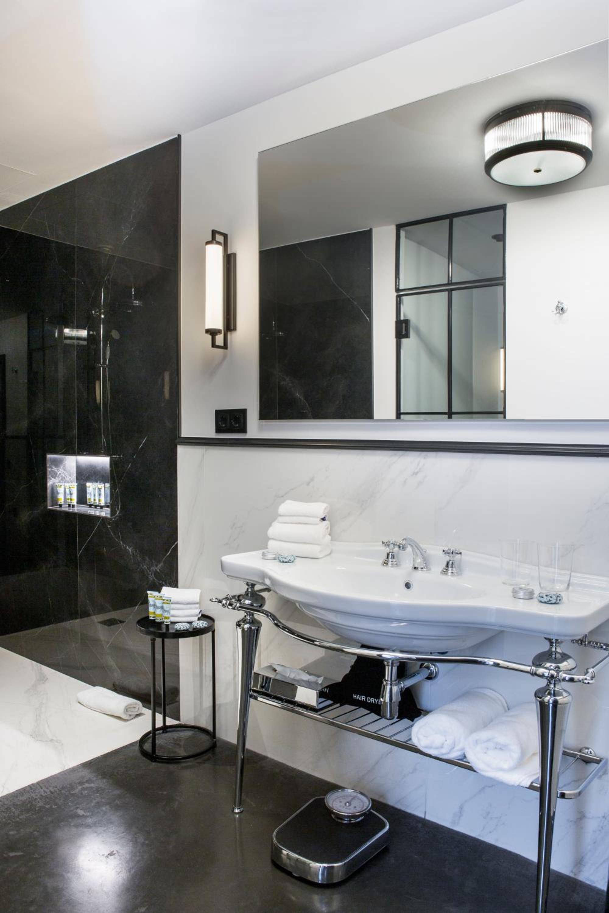 Junior Suite with Balcony - Photo 12