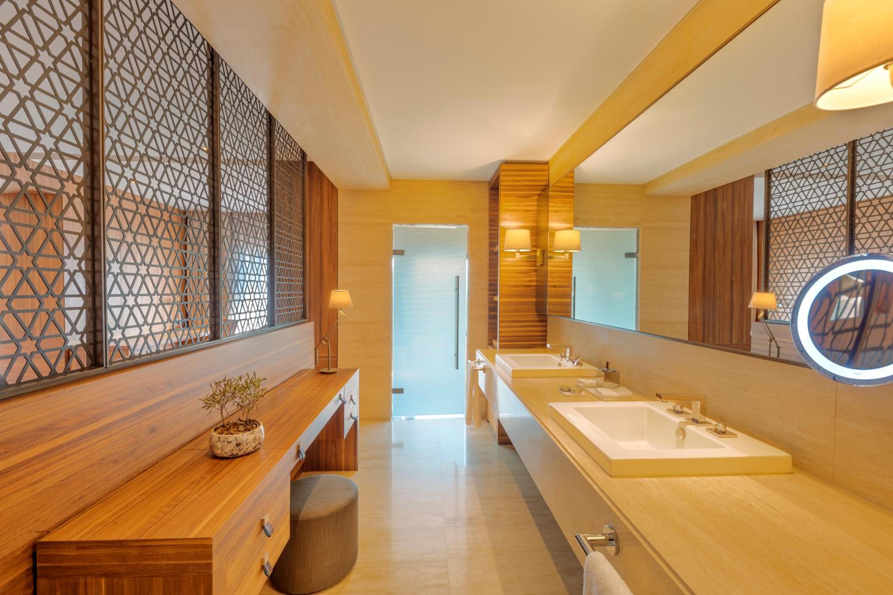 Superior Suite with Partial Sea View - Photo 7