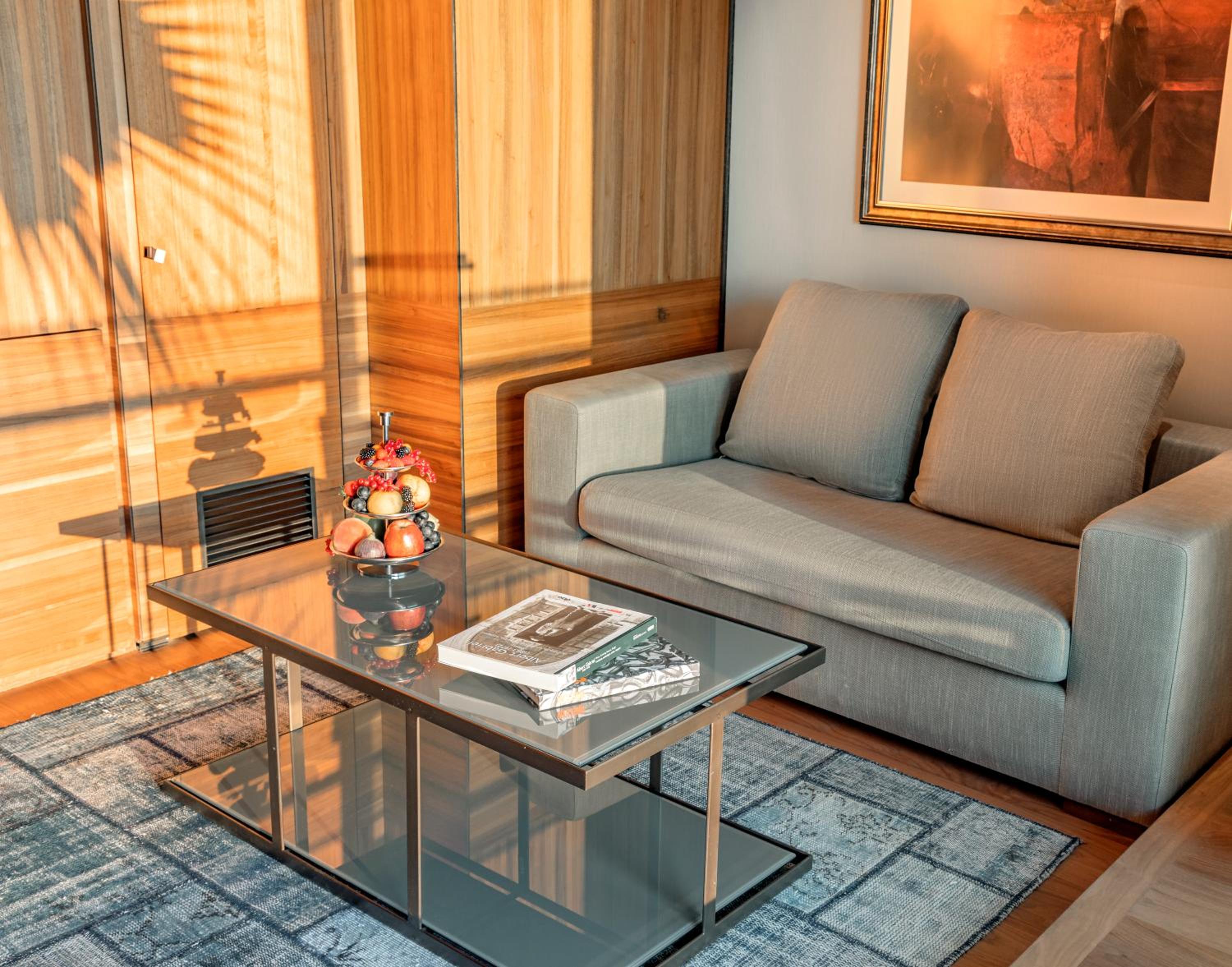 Superior Suite with Partial Sea View - Photo 8