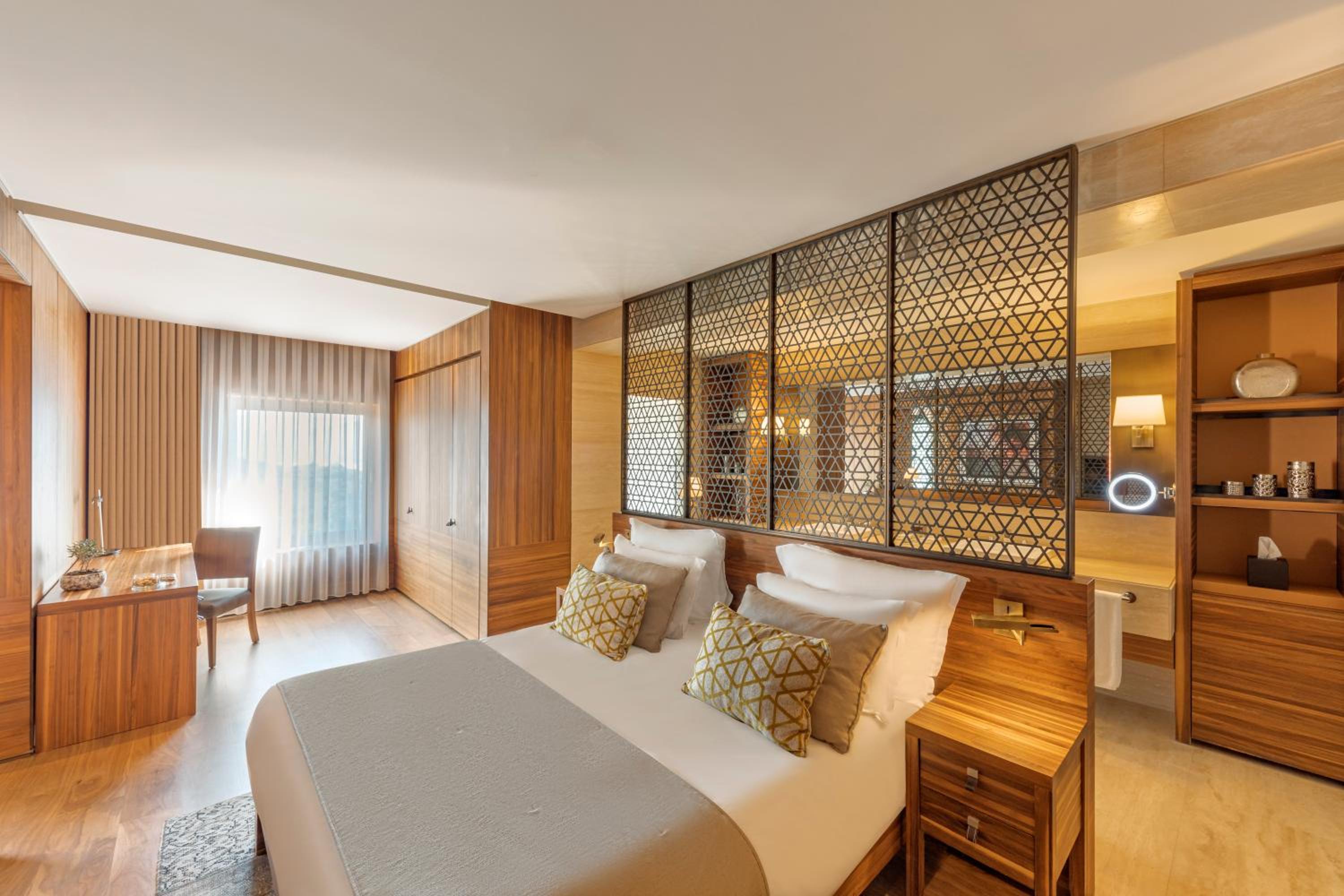 Superior Suite with Partial Sea View - Photo 9