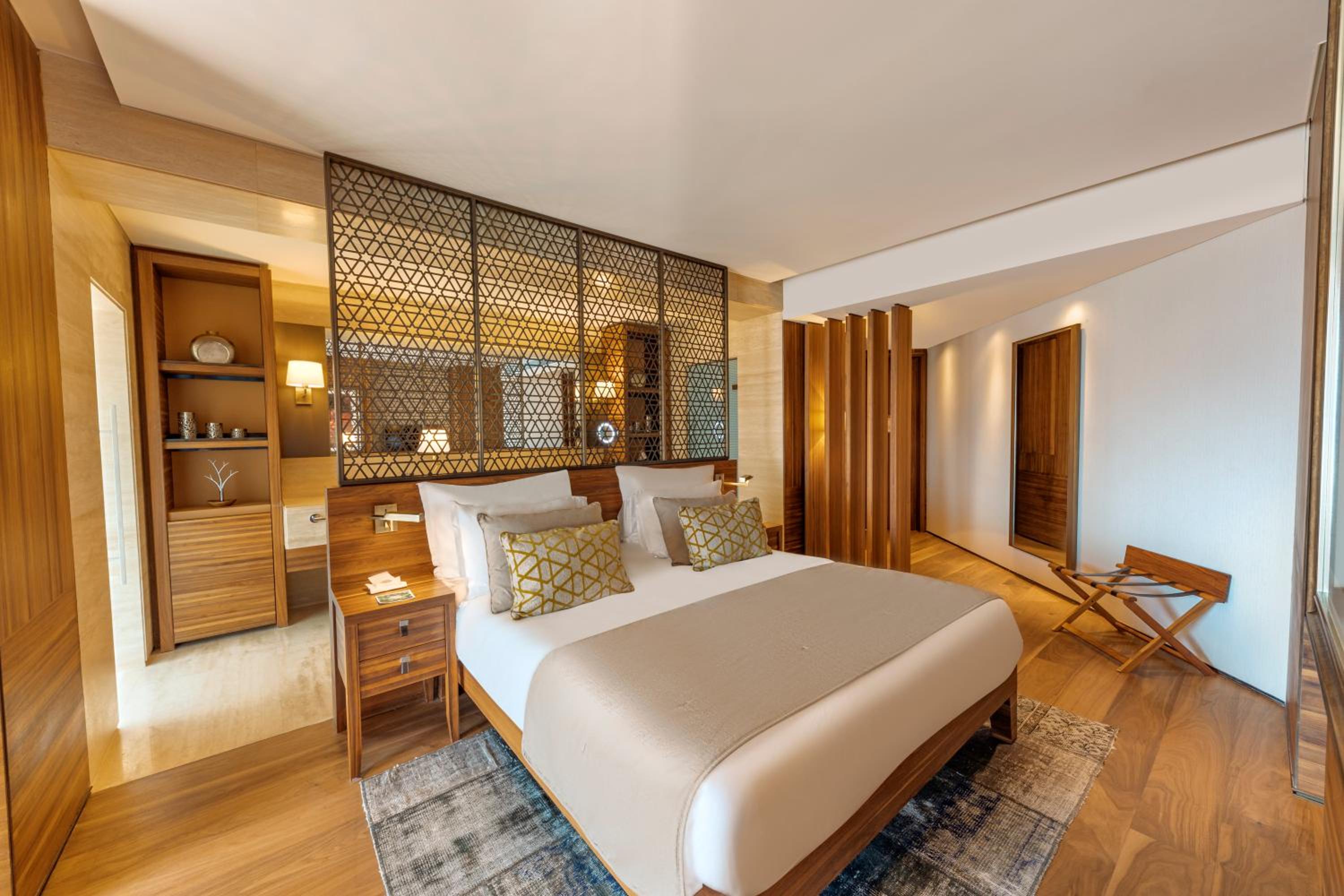 Superior Suite with Partial Sea View - Photo 2