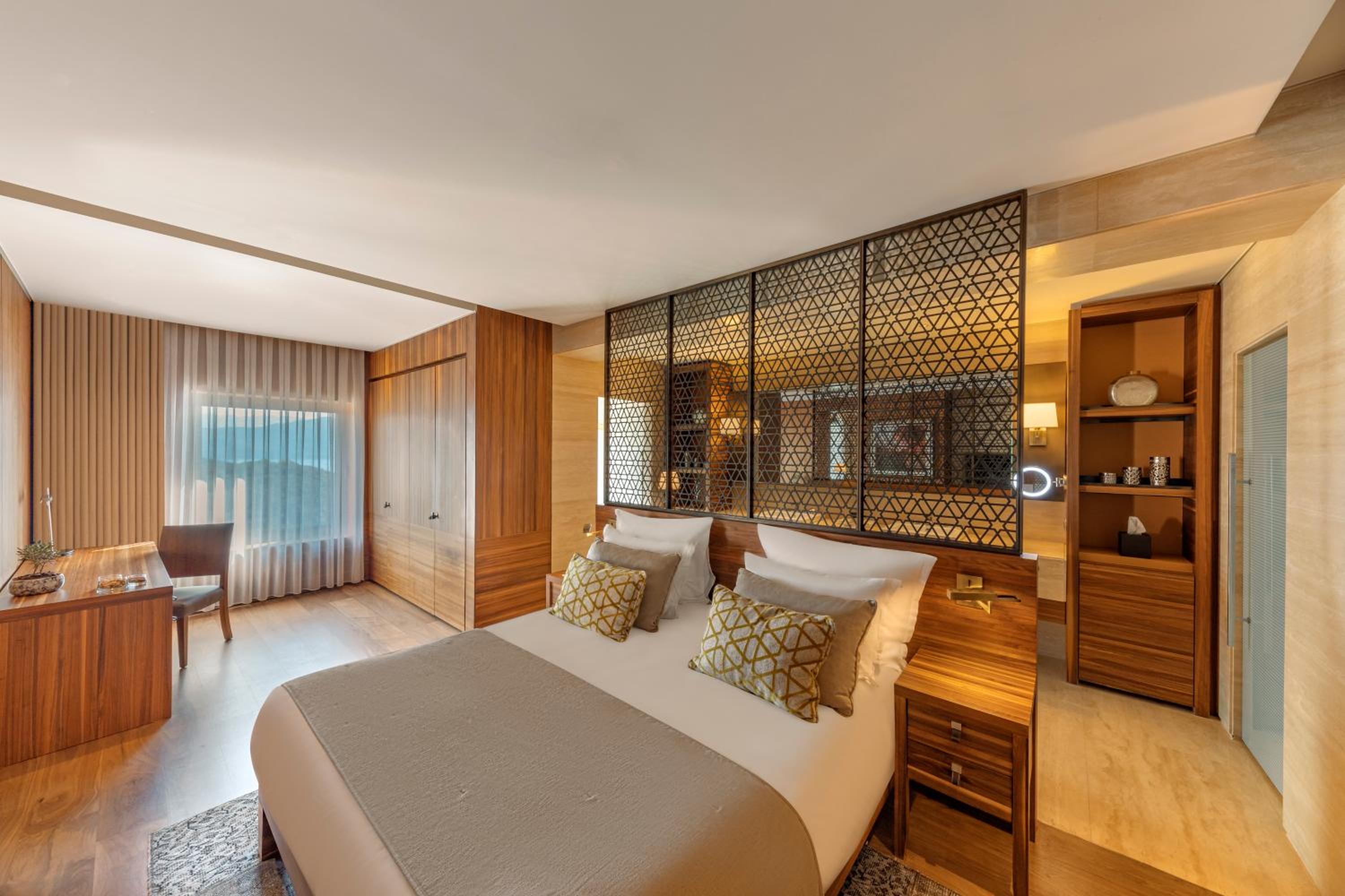 Superior Suite with Partial Sea View - Photo 3