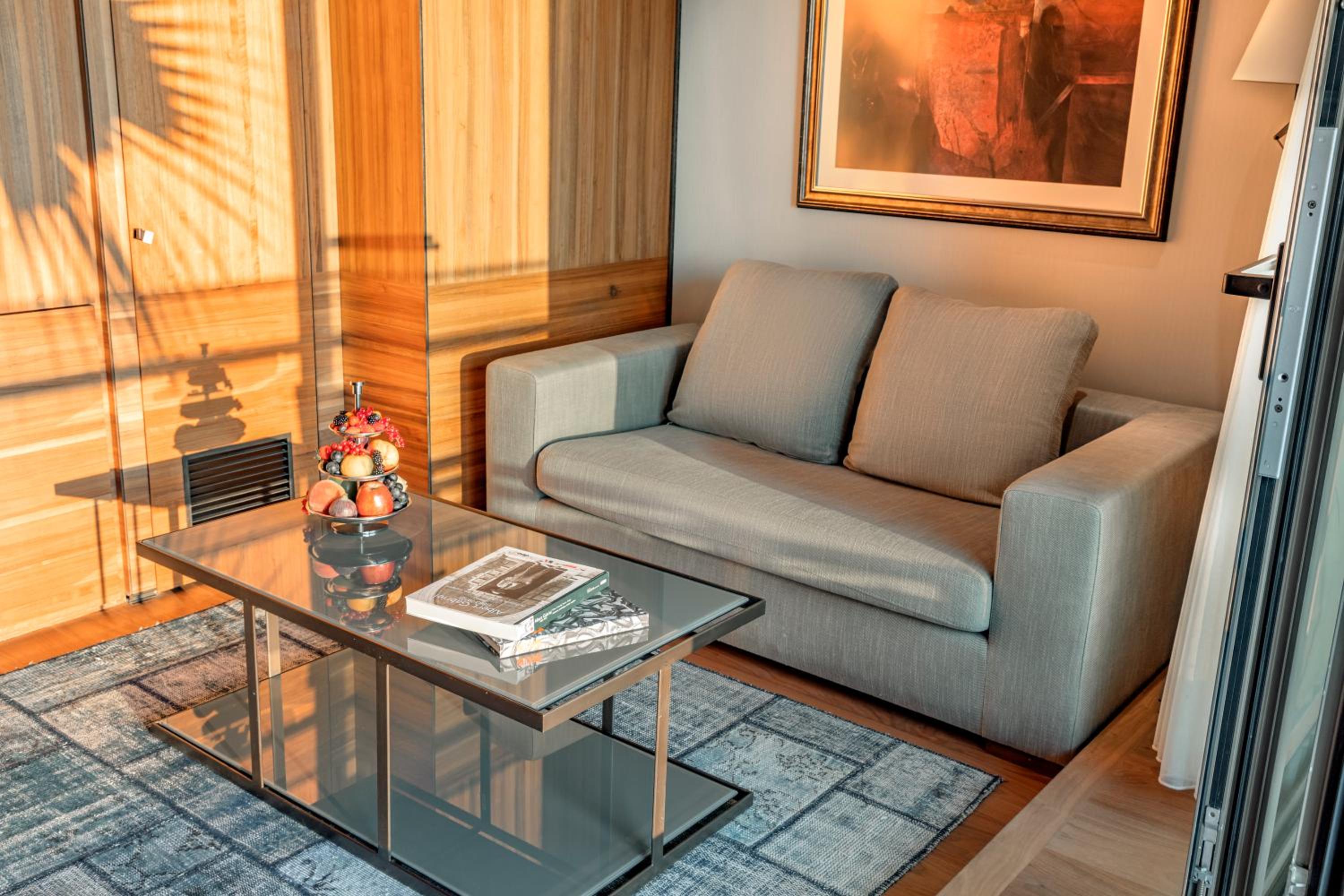 Superior Suite with Partial Sea View - Photo 4