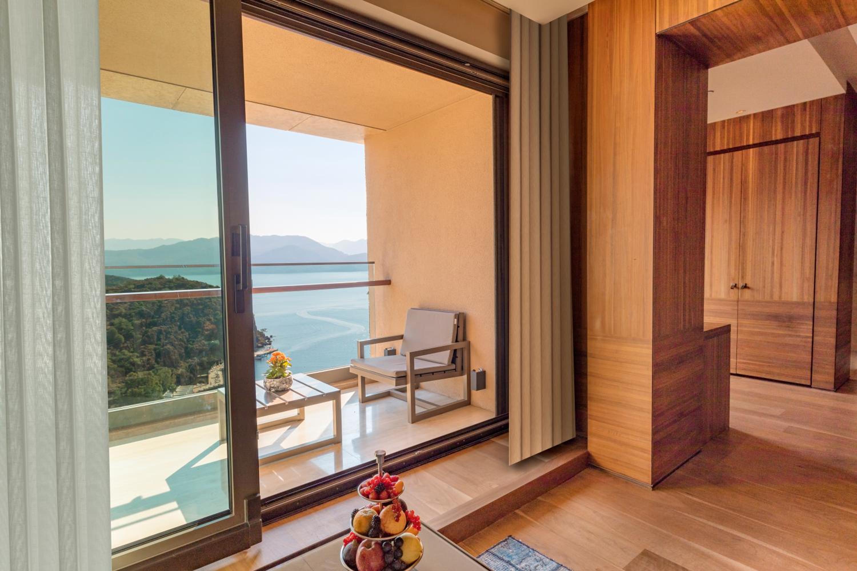 Superior Suite with Partial Sea View - Photo 5