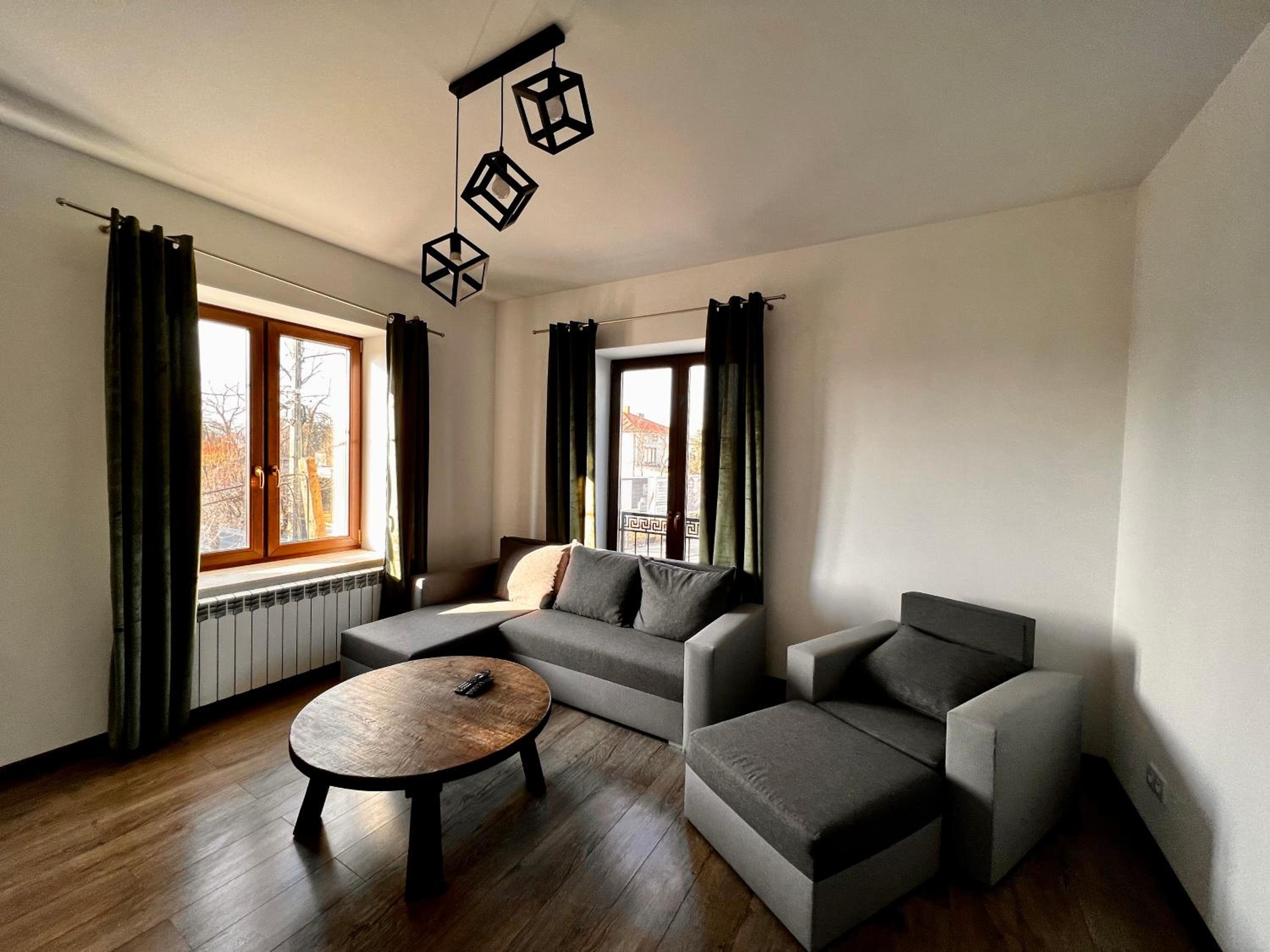 One-Bedroom Apartment - Photo 2