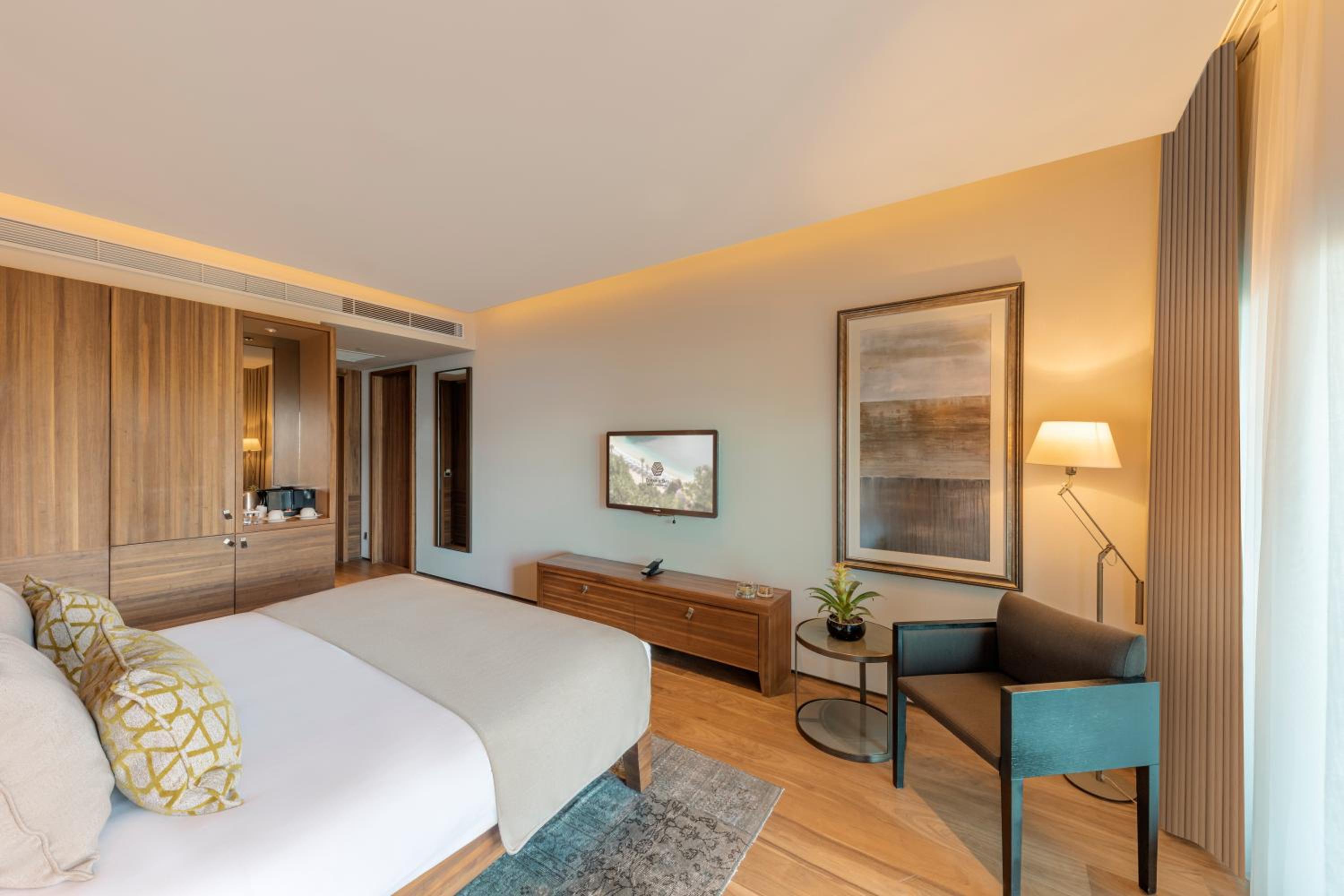 Deluxe Room with Land View - Photo 8