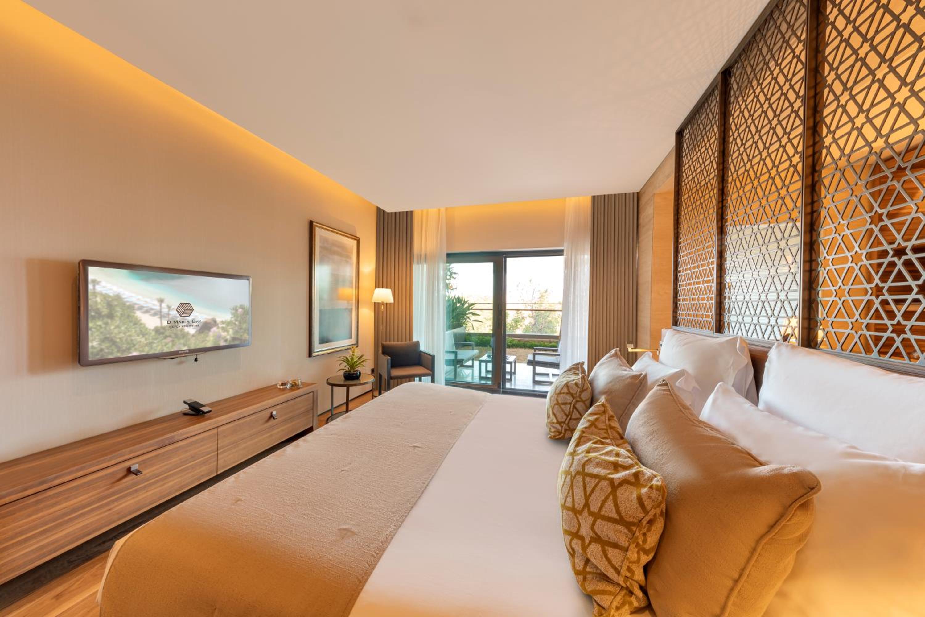 Deluxe Room with Land View - Photo 12