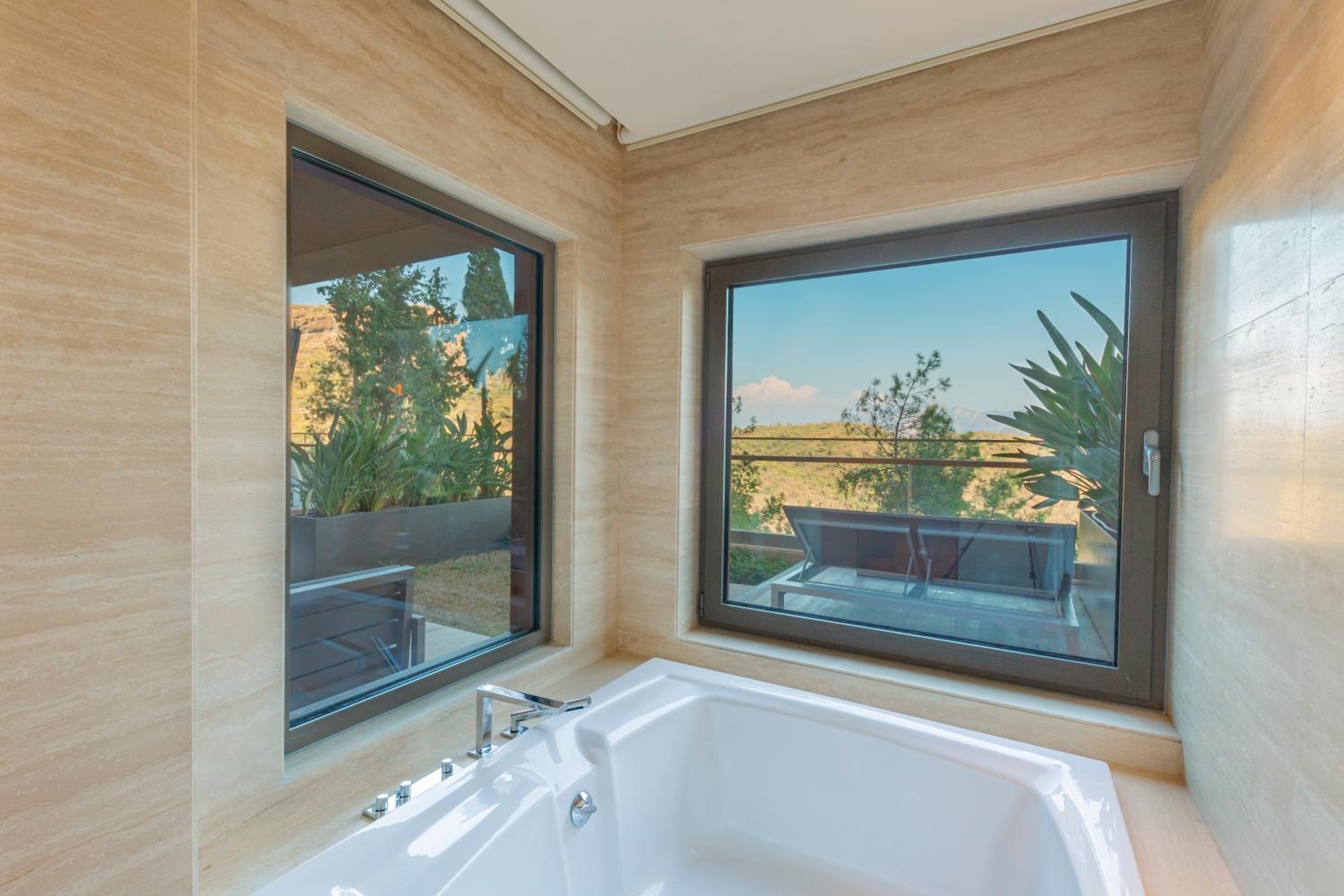 Deluxe Room with Land View - Photo 11