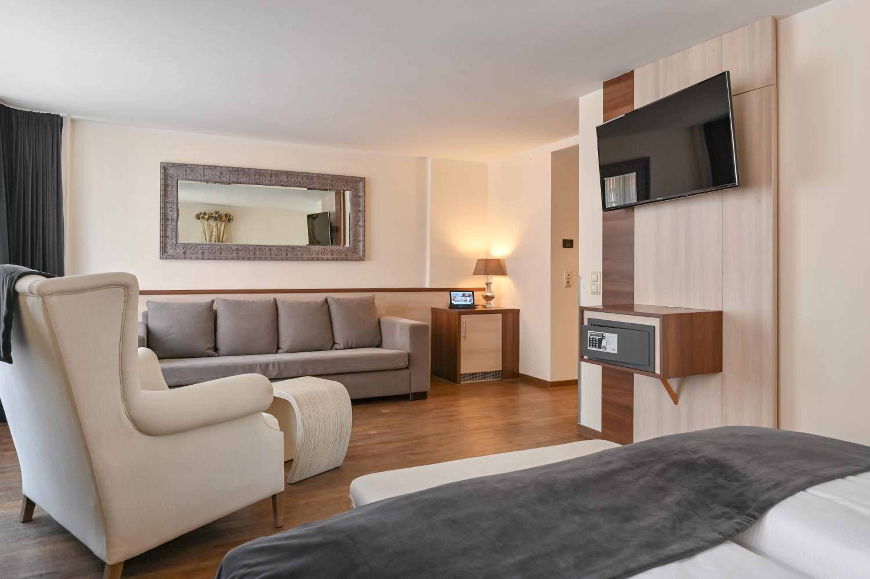 Maximilian Double Room - Large photo 2