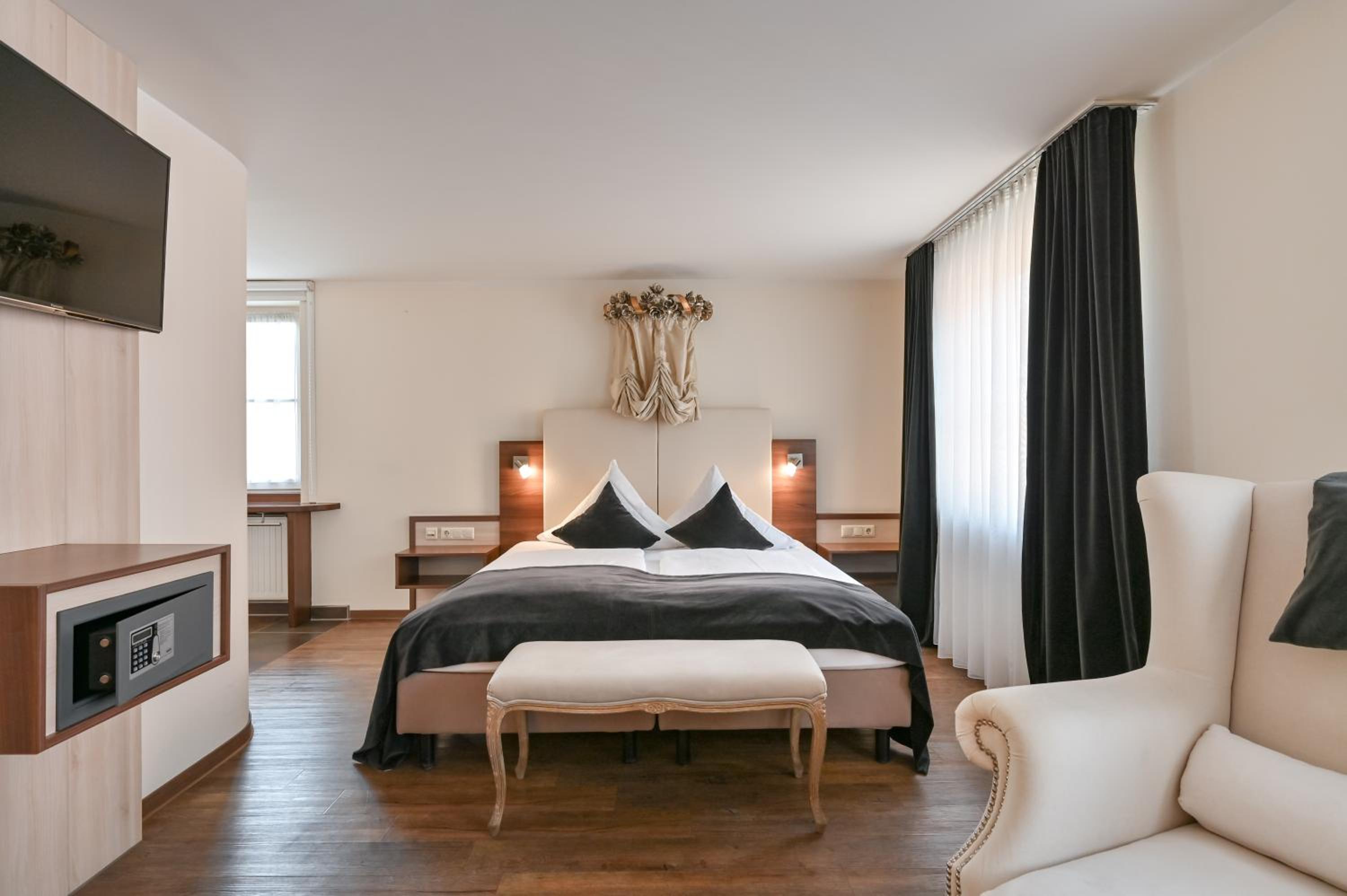 Maximilian Double Room - Large