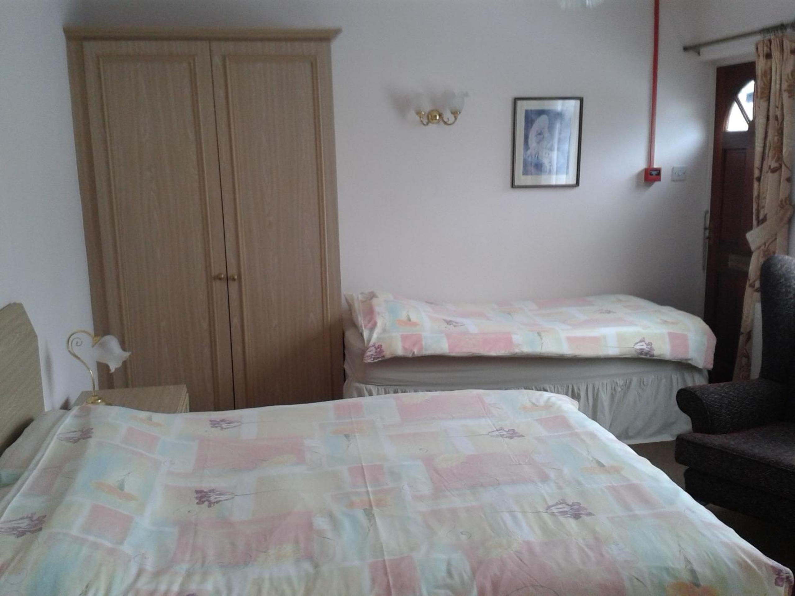 Double/Twin Ensuite Room - Photo 3