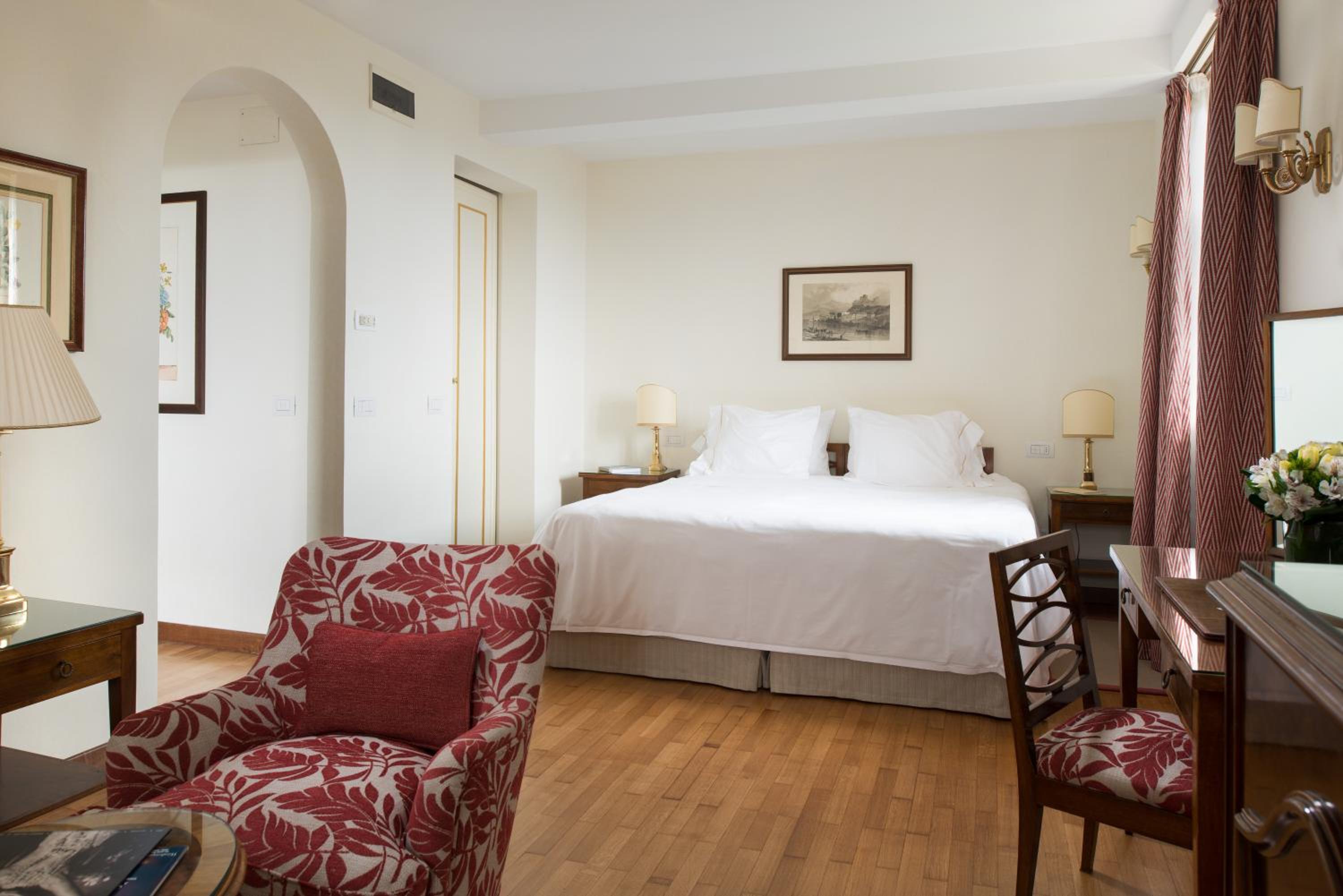 Junior Suite with Garden View thumbnail 6