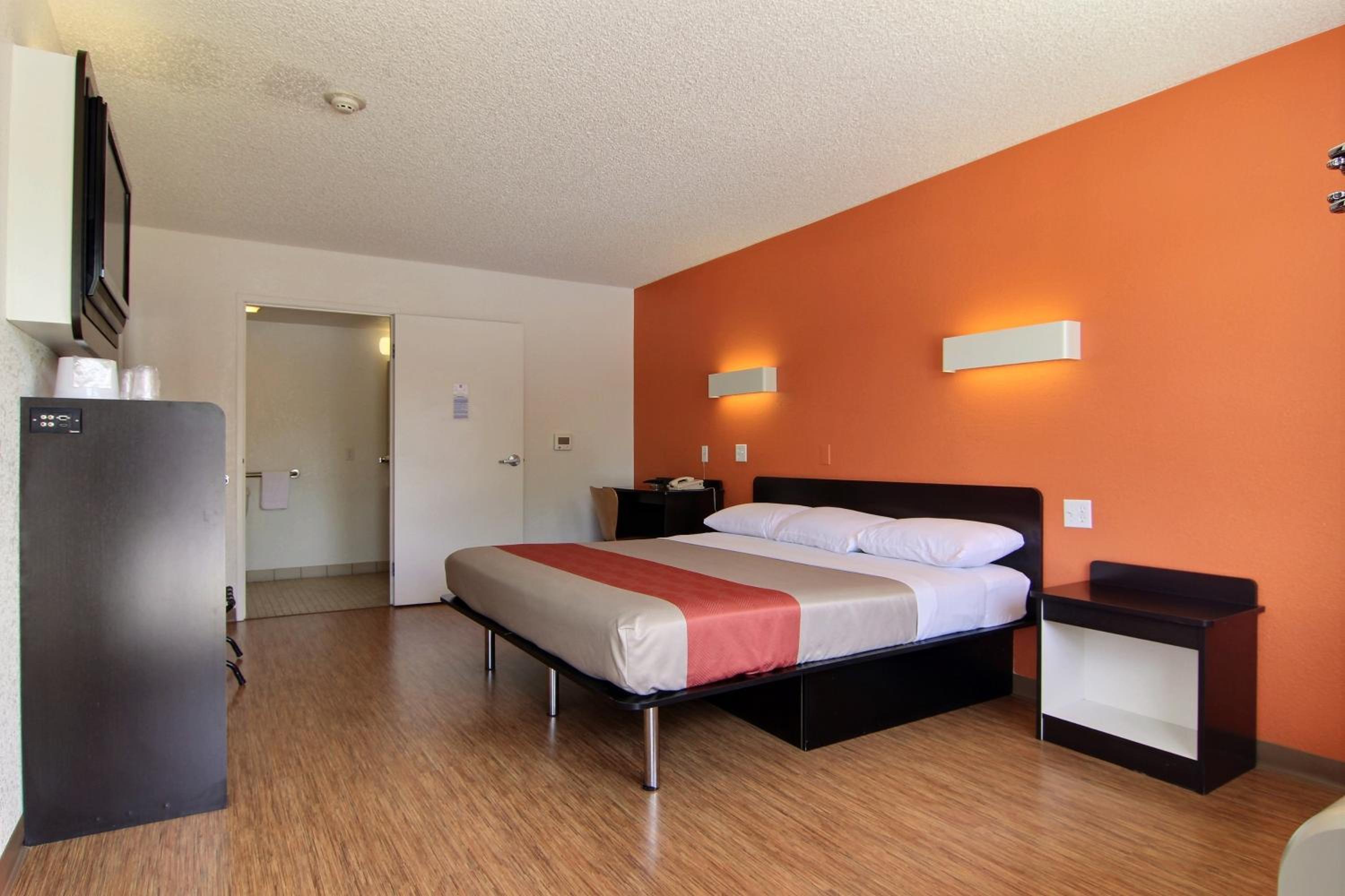 King Room With Roll-In Shower - Disability Access - Non-Smoking