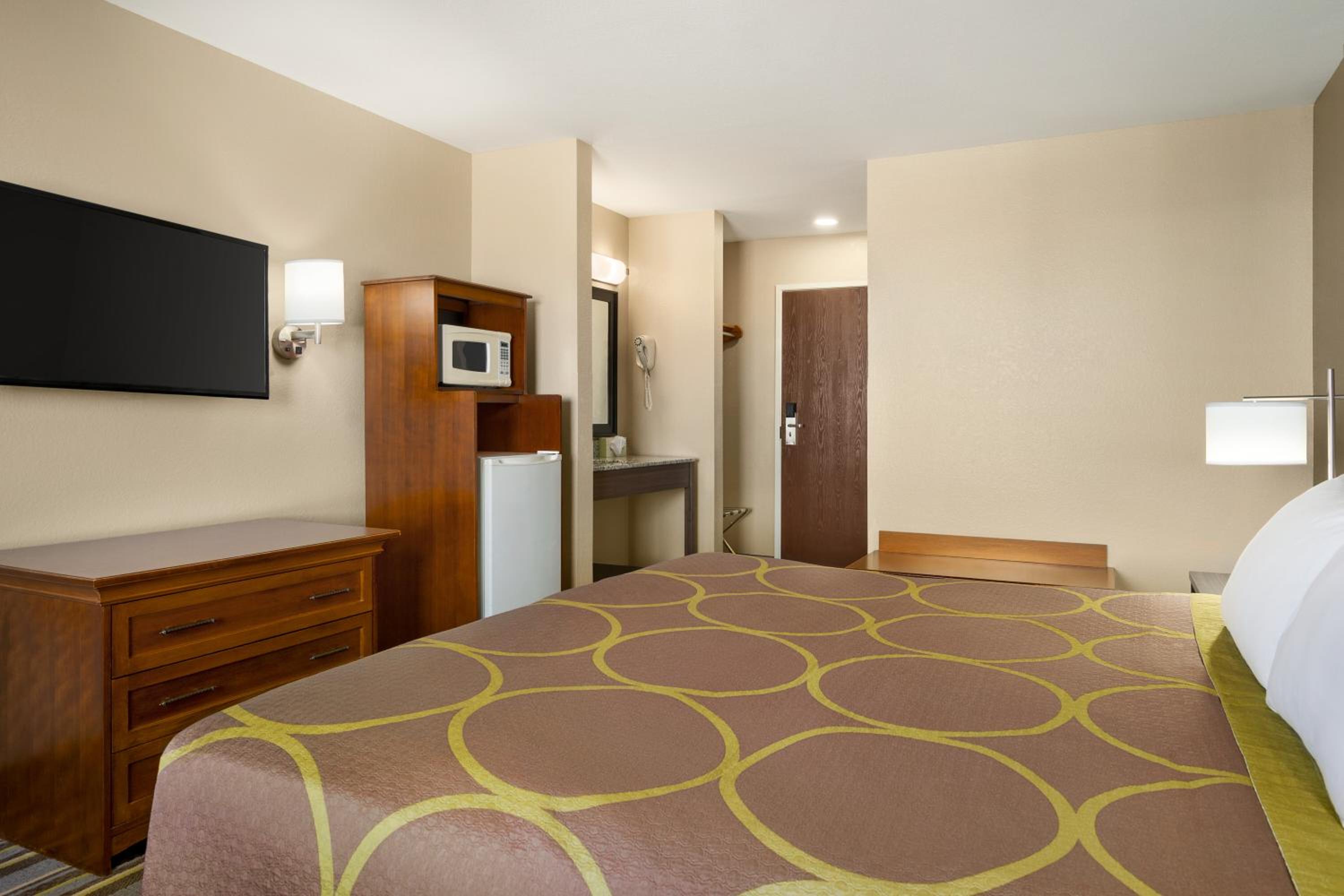King Room - Non-Smoking - Photo 3