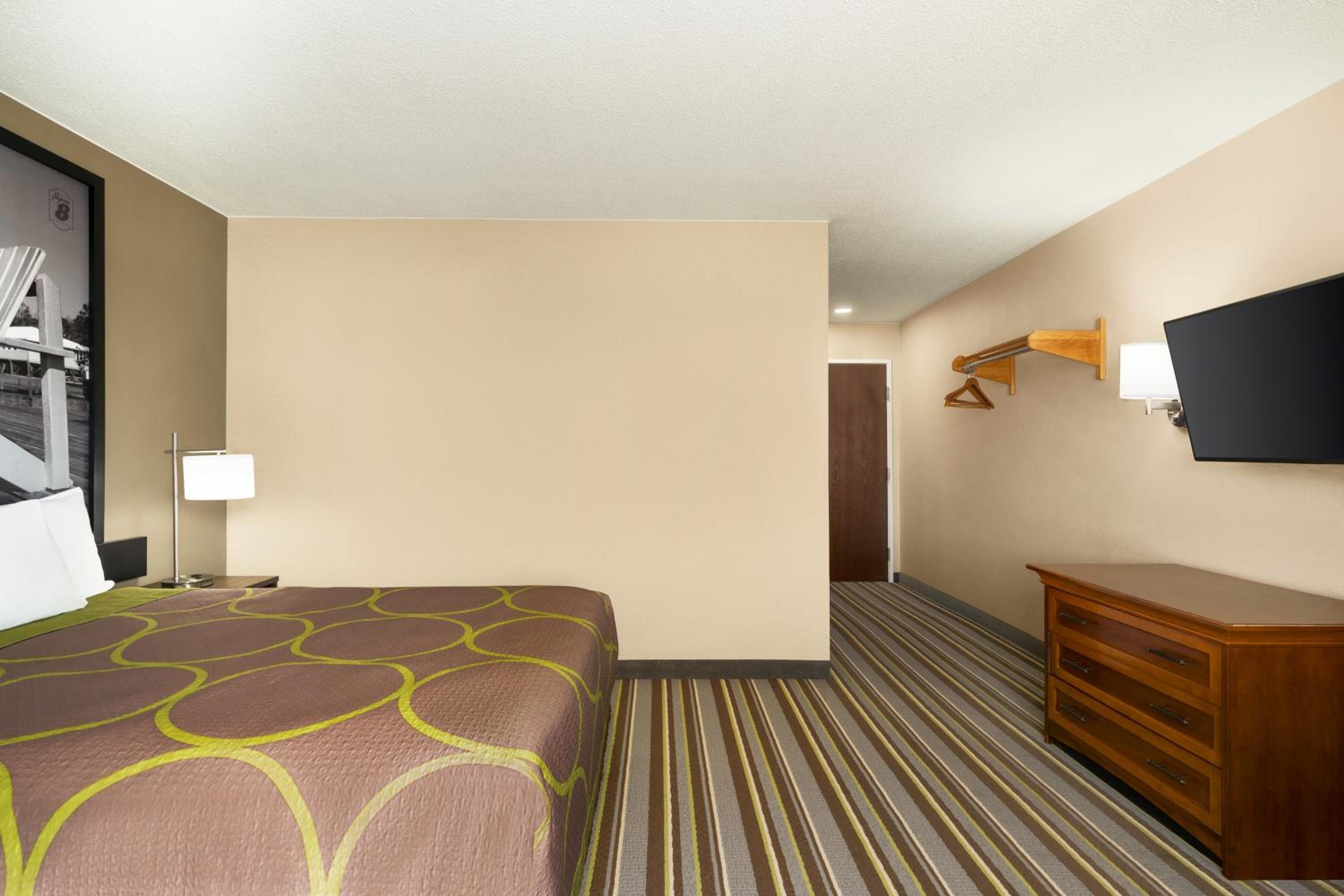 Queen Room - Non-Smoking - Photo 1