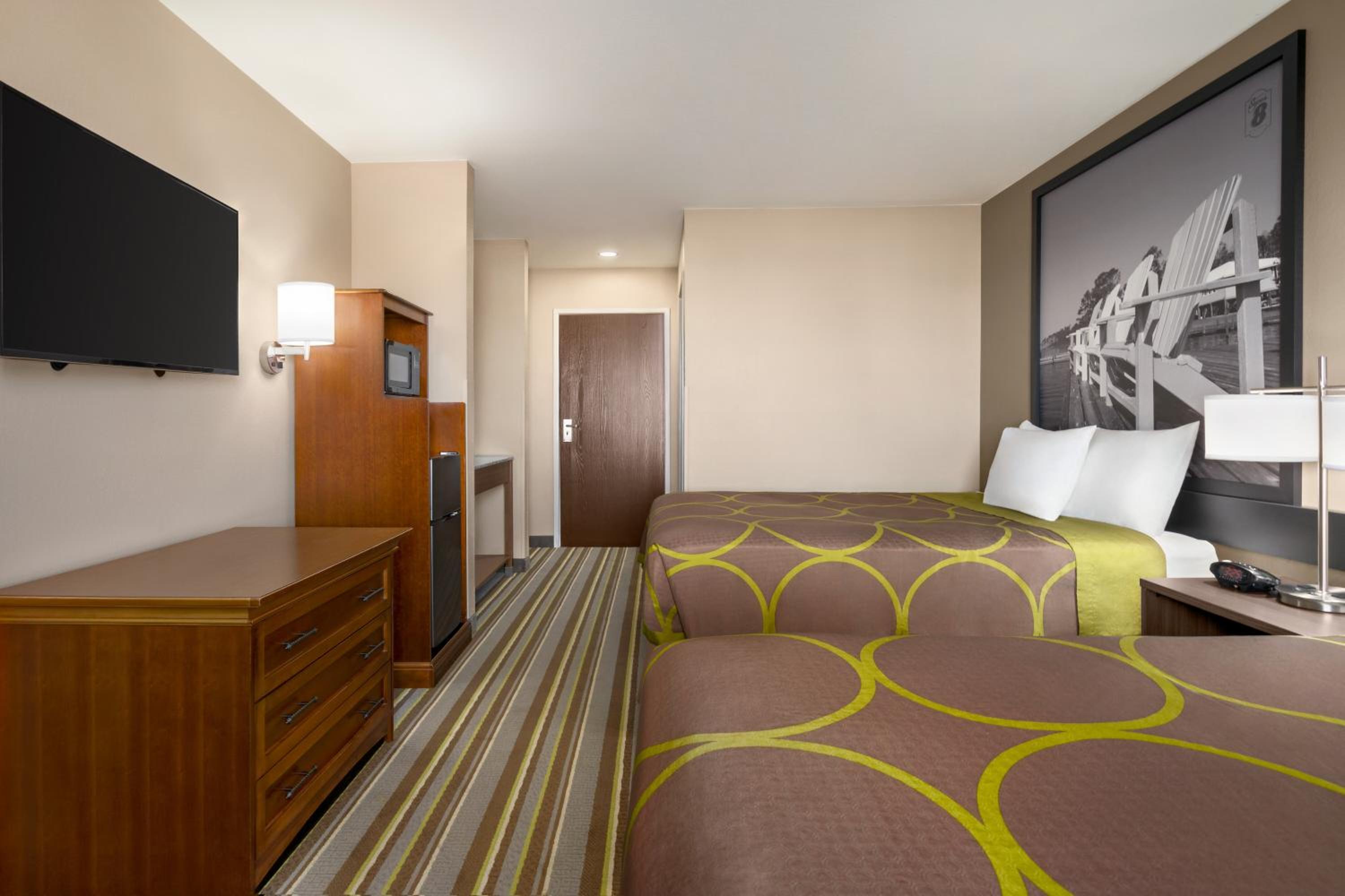 Queen Room with Two Queen Beds - Non-Smoking - Photo 4