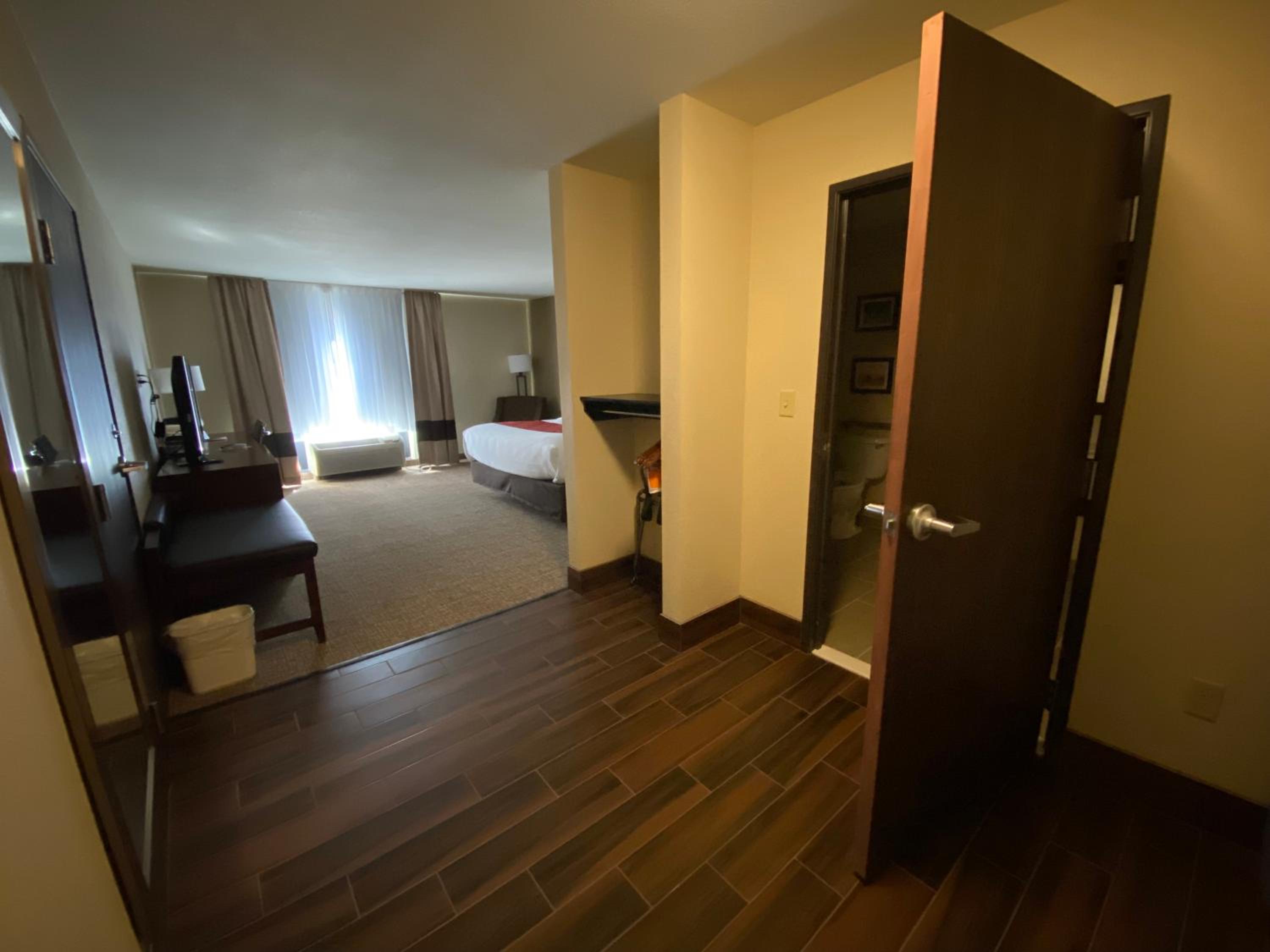King Room Mid Level Floor- Accessible/Non Smoking - Photo 10