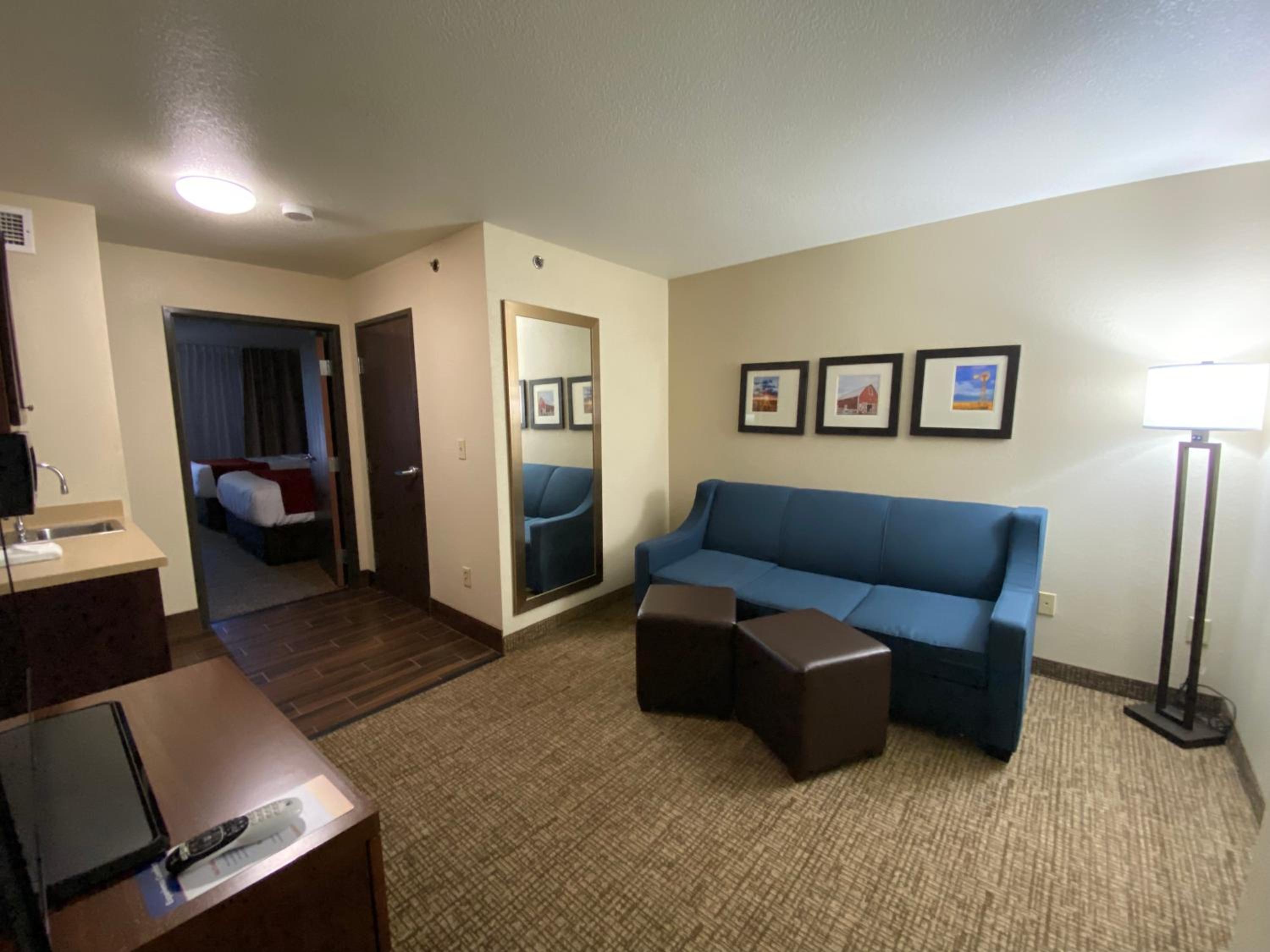 Queen Suite with Two Queen Beds and Sofabed - Non Smoking - Photo 8