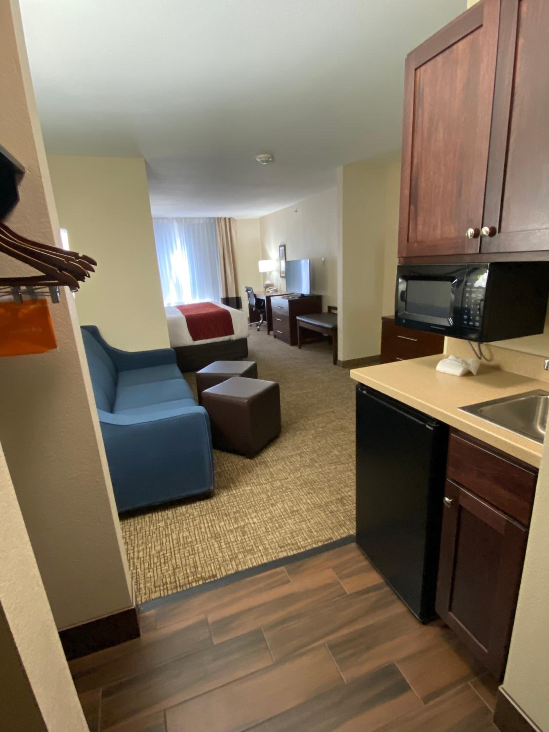 King Suite with Sofa Bed - Non Smoking - Photo 4