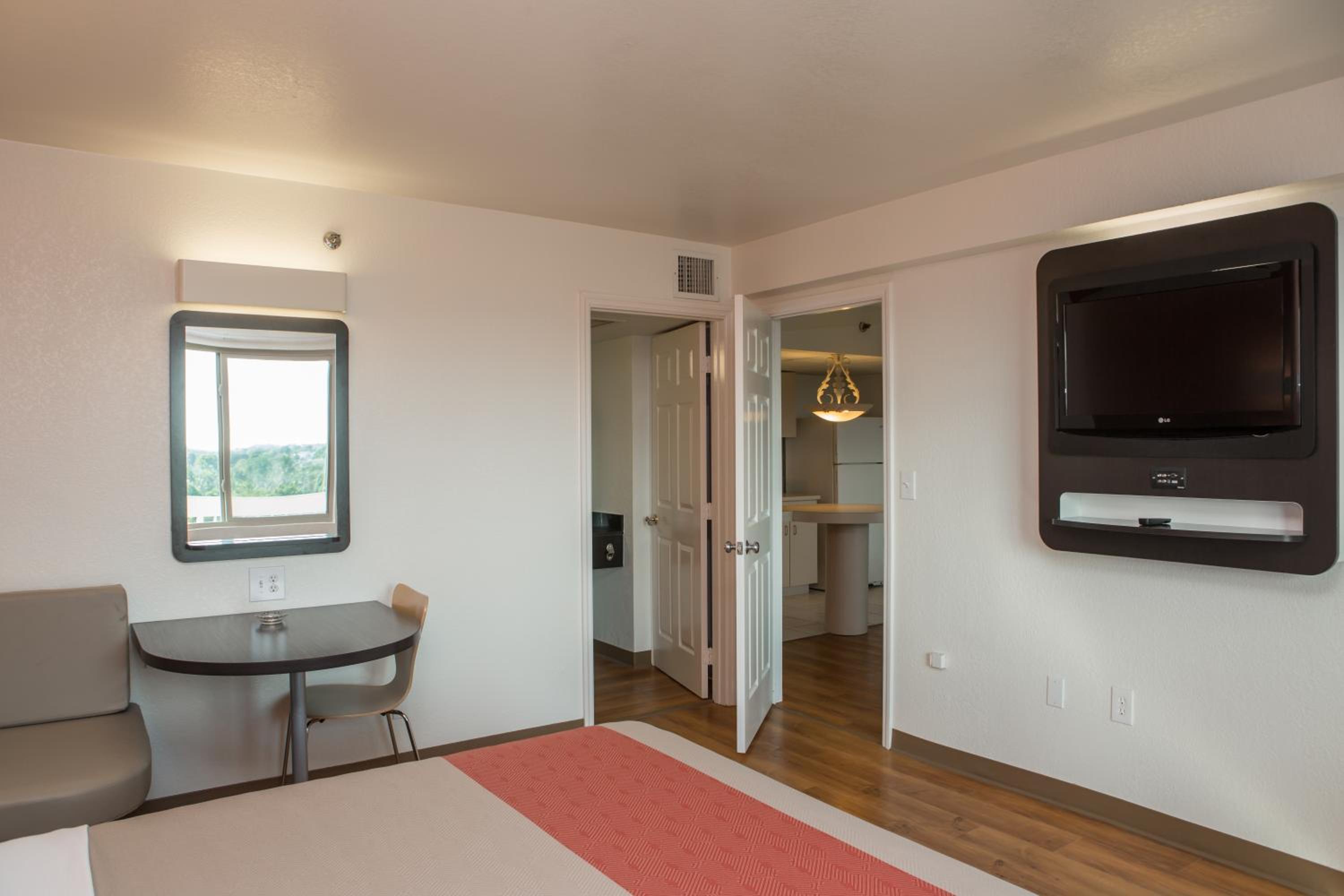 Suite - Photo 1