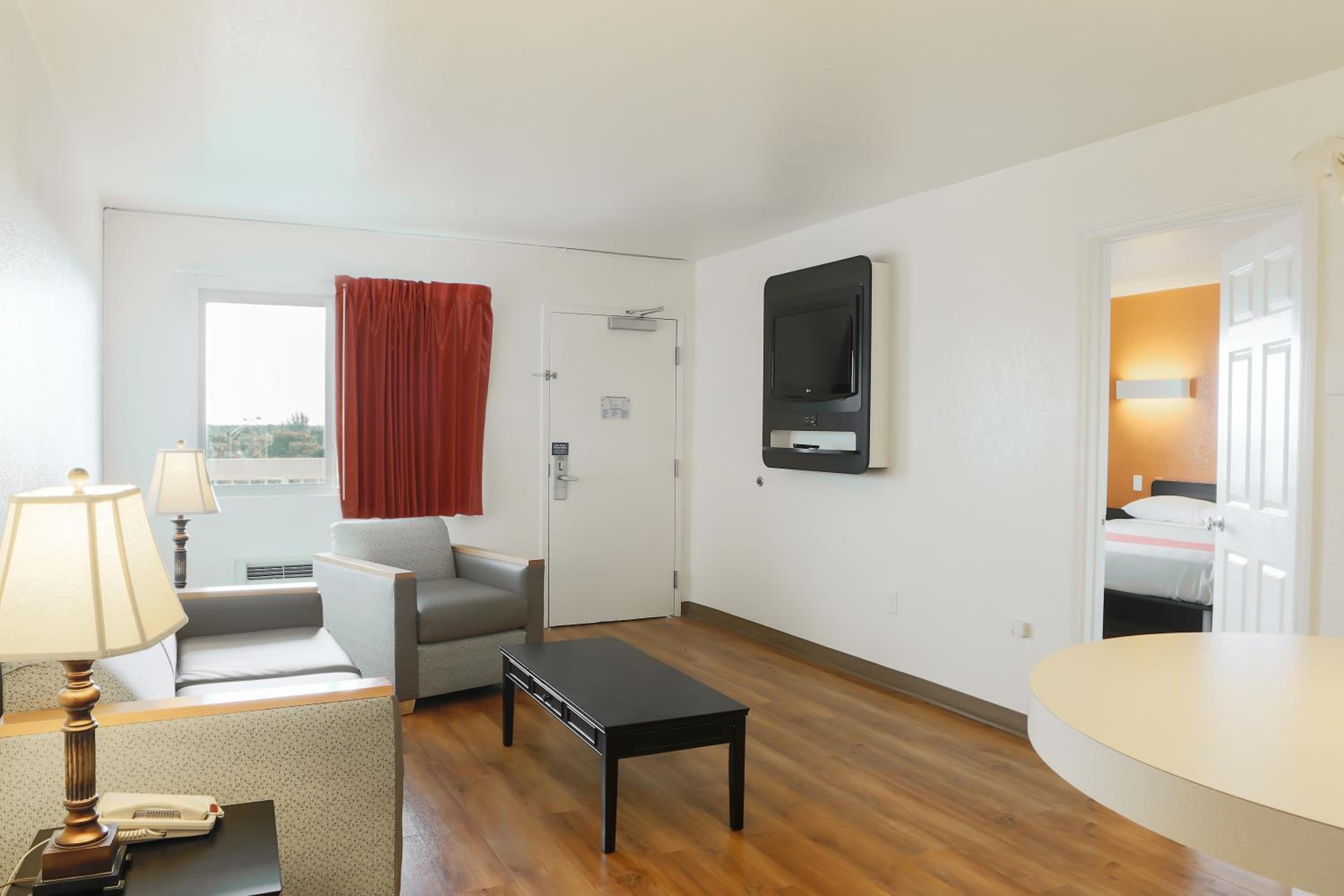 Suite - Photo 5