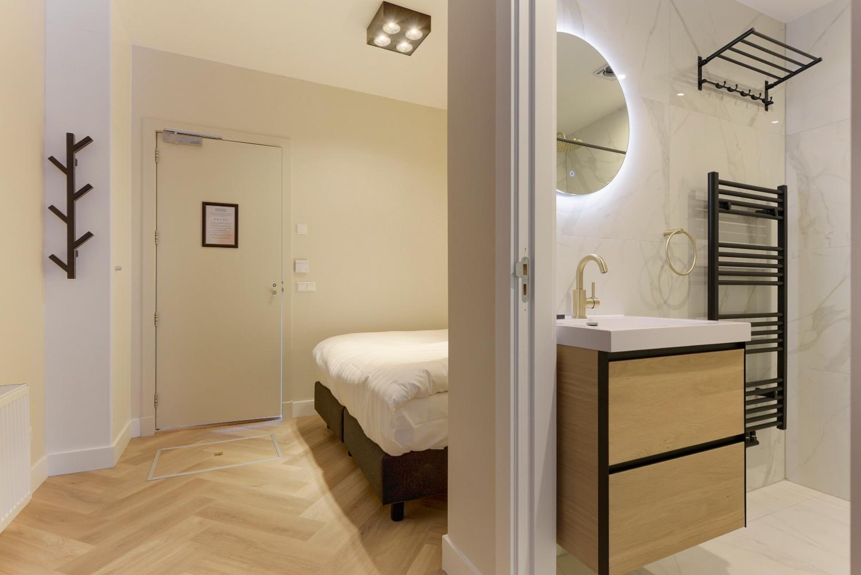 Apartment with Balcony - Photo 12