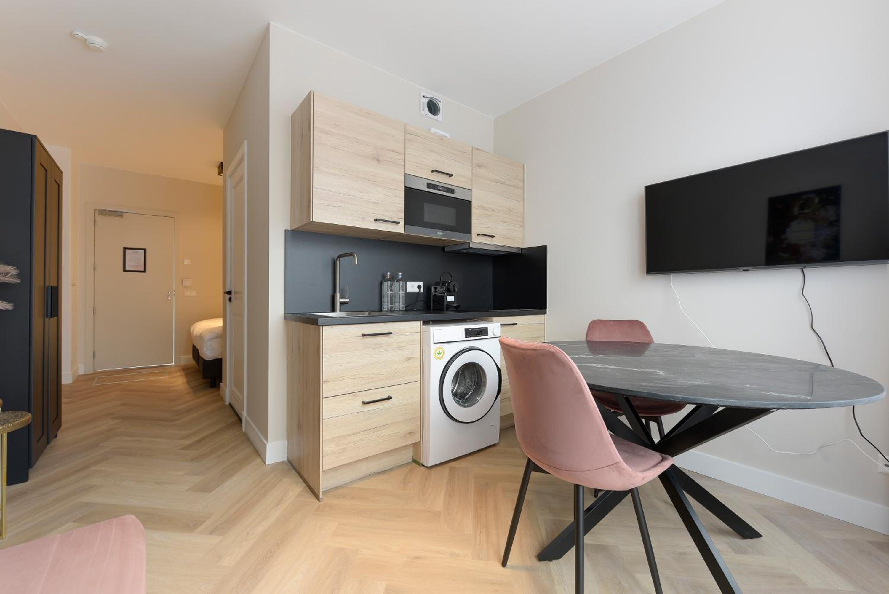 Apartment with Balcony - Photo 11