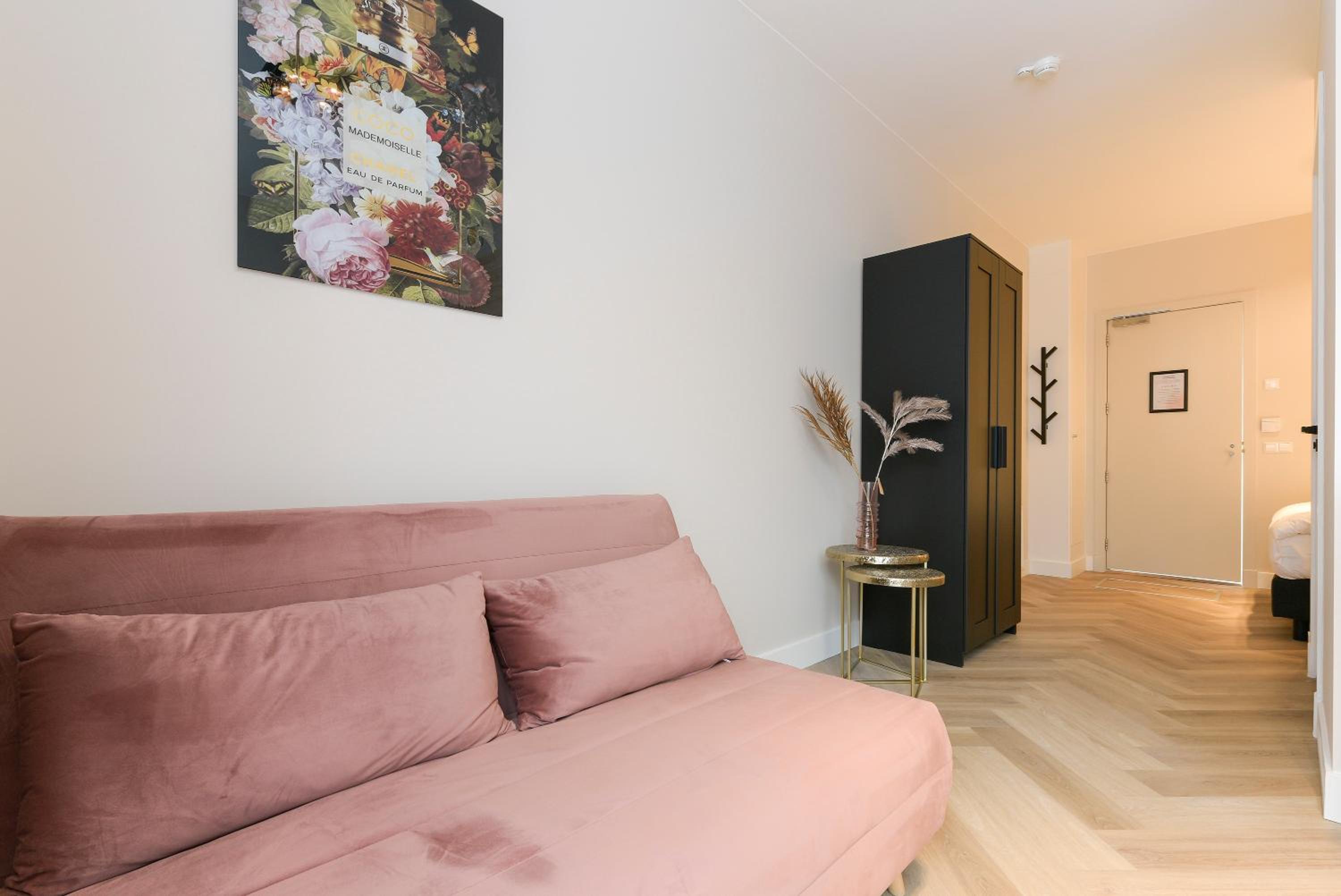 Apartment with Balcony - Photo 17