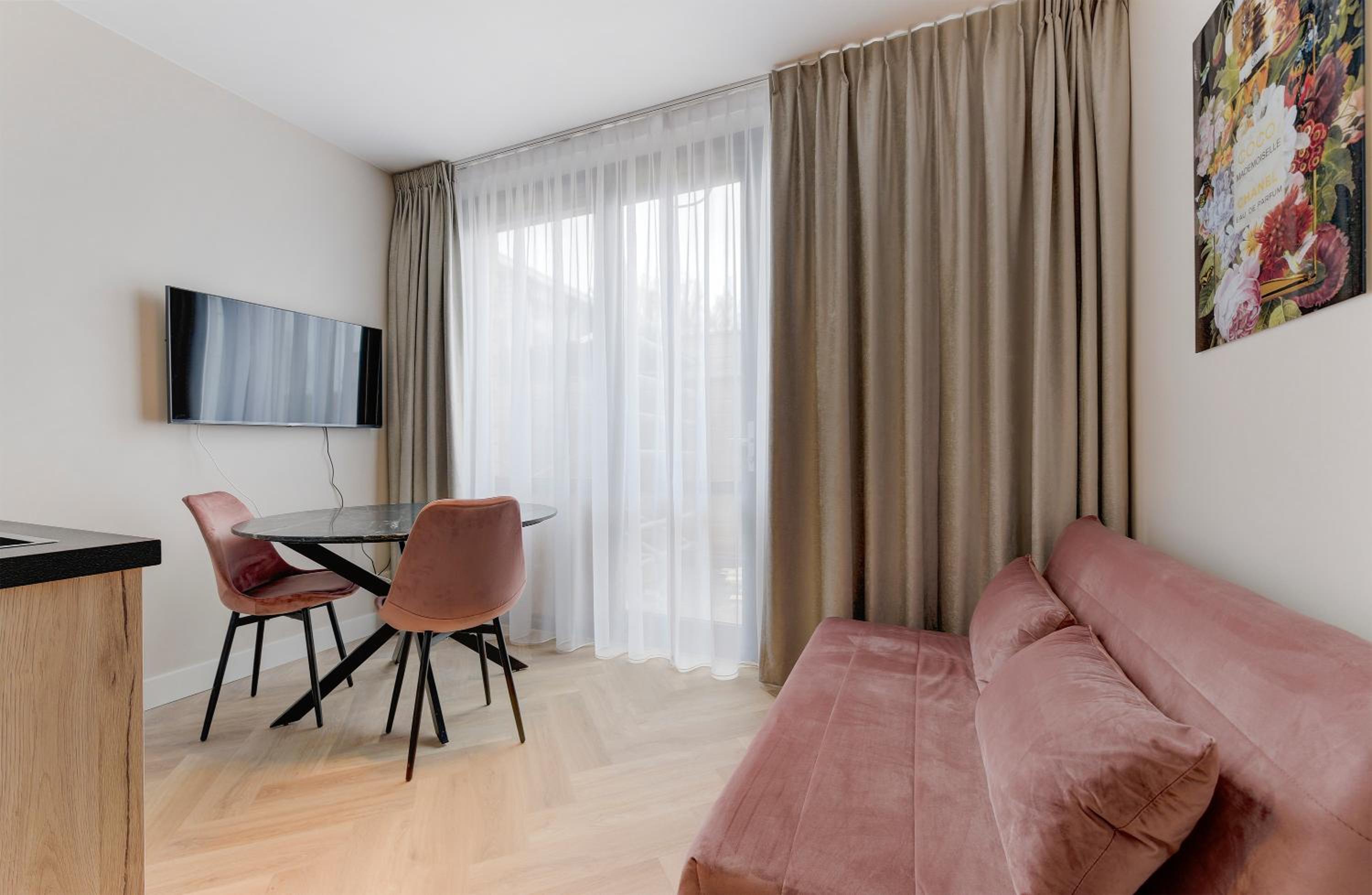 Apartment with Balcony - Photo 18