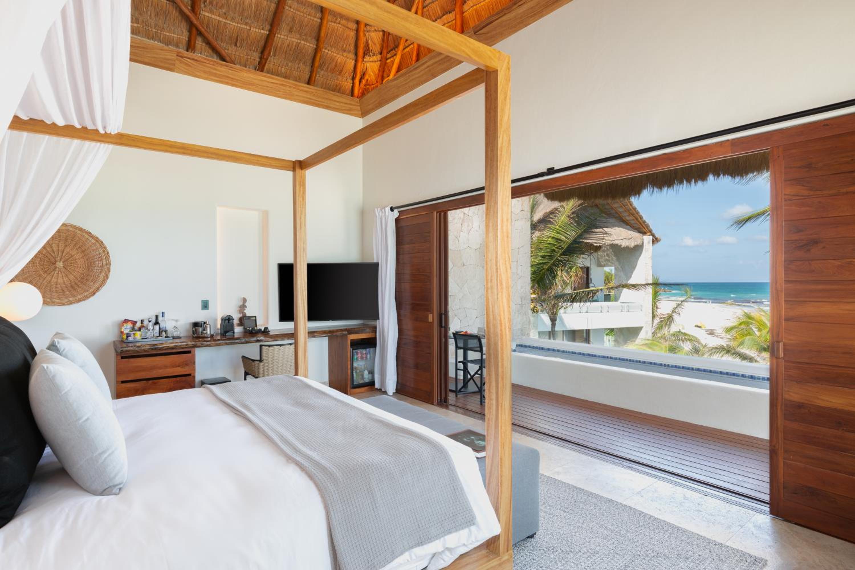 Master Suite Ocean Front thumbnail 5