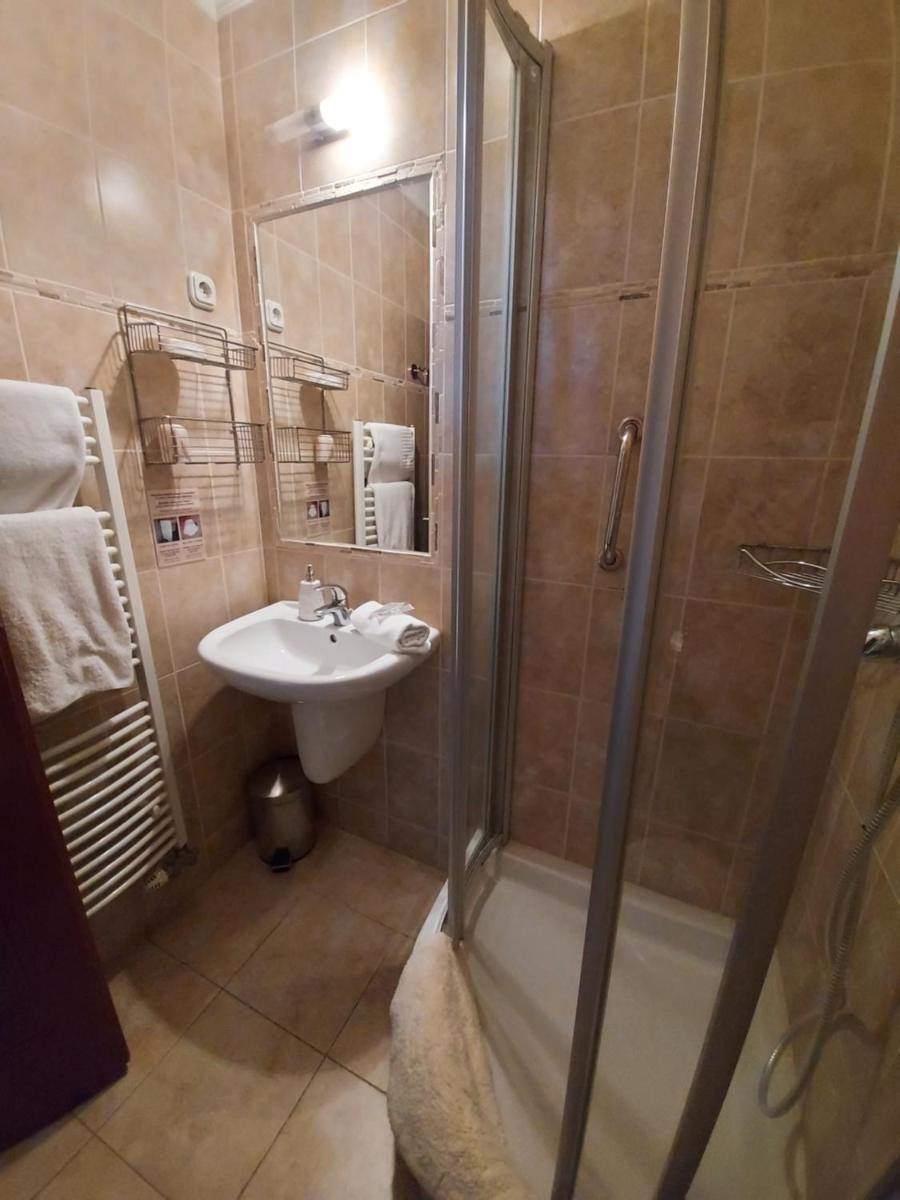 Standard Double Room - Photo 3