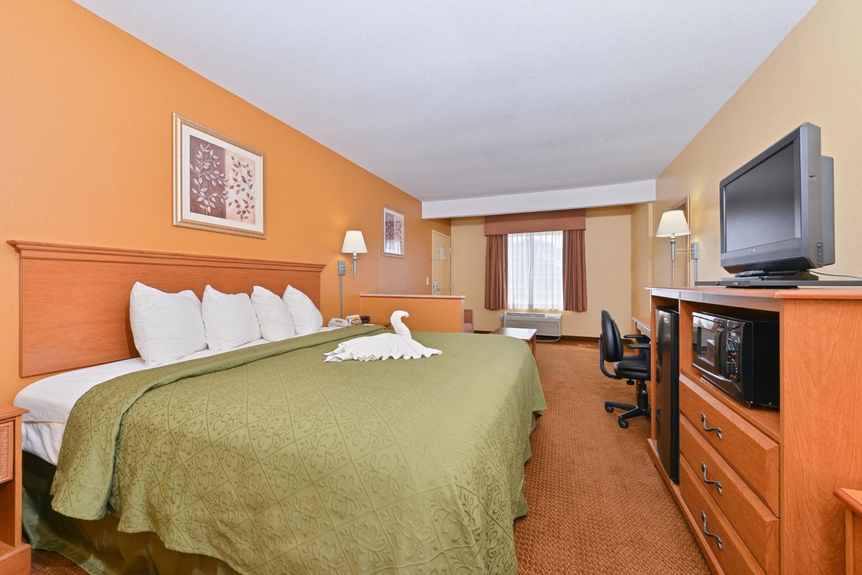King Suite with Sofa Bed - Smoking - Photo 2