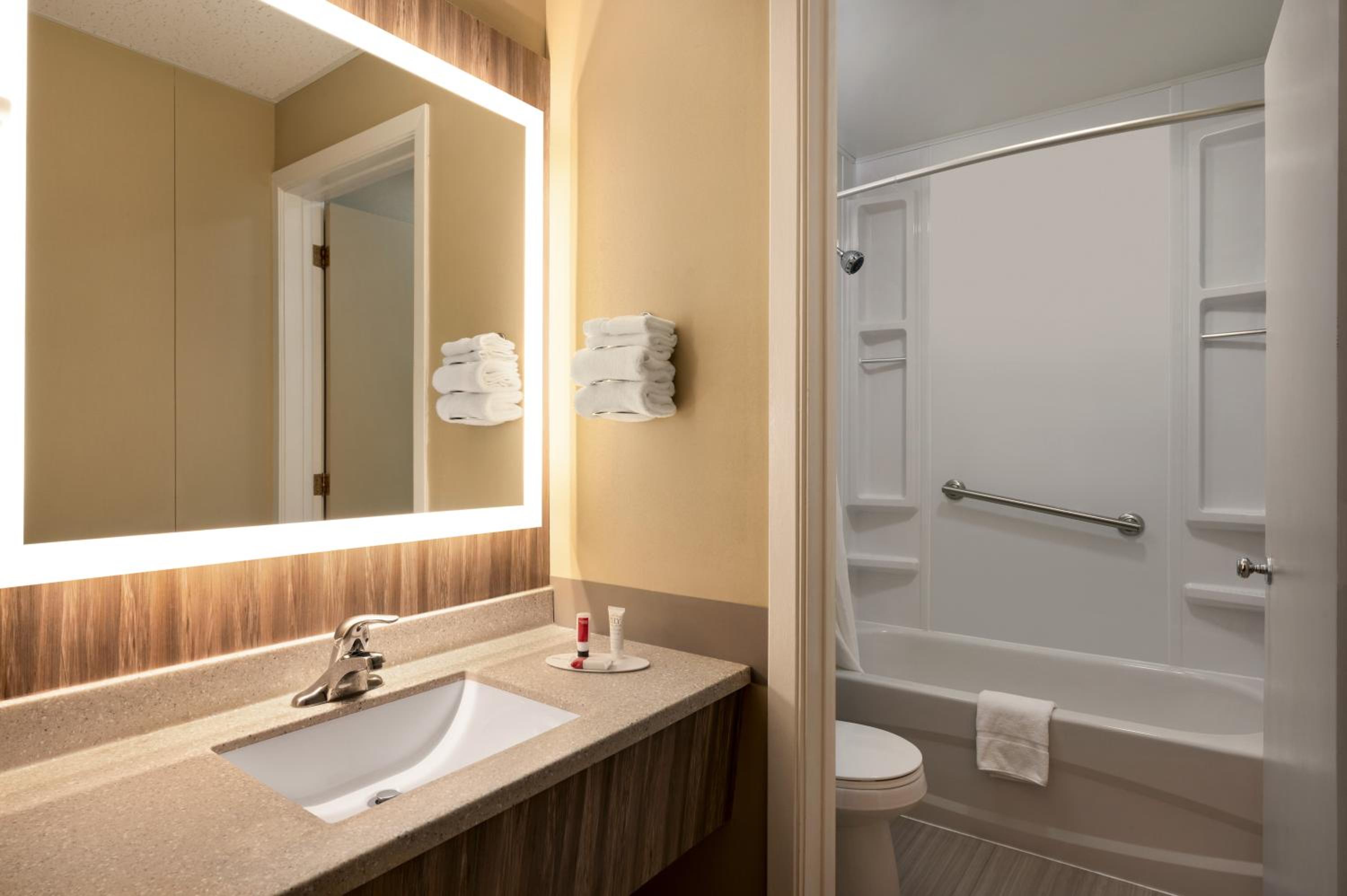 Queen Room with Two Queen Beds - Second Floor/Non-Smoking - Photo 2