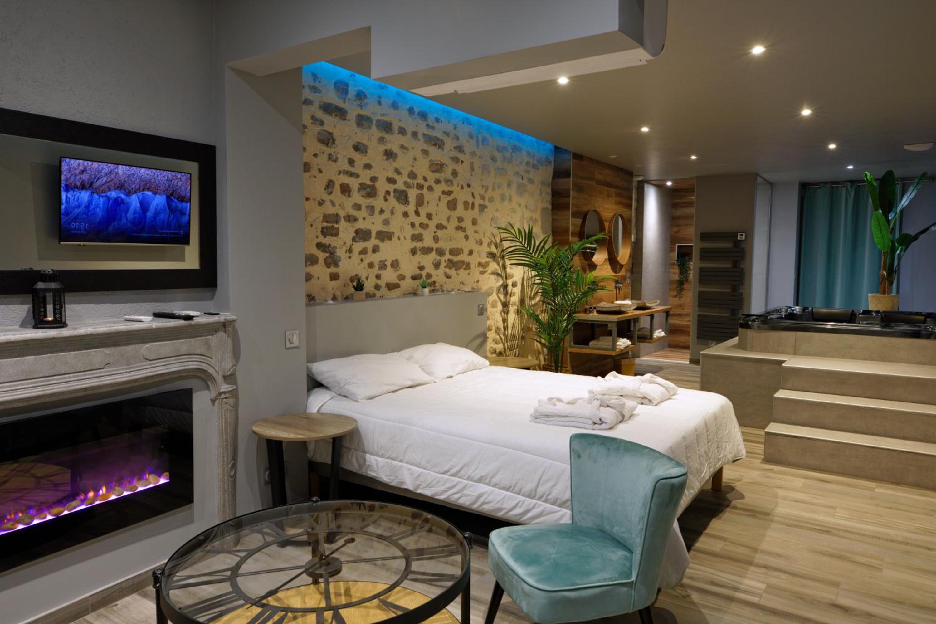Double Room with Spa Bath - Photo 2