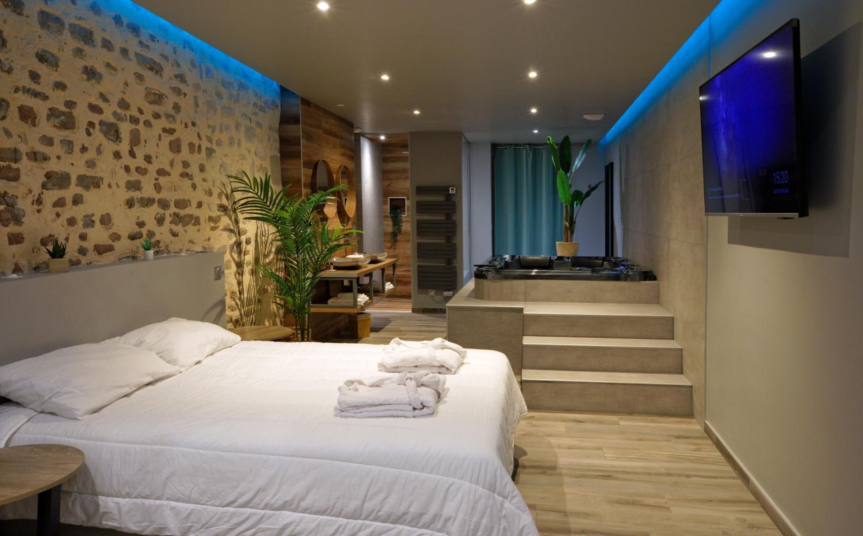Double Room with Spa Bath - Photo 1