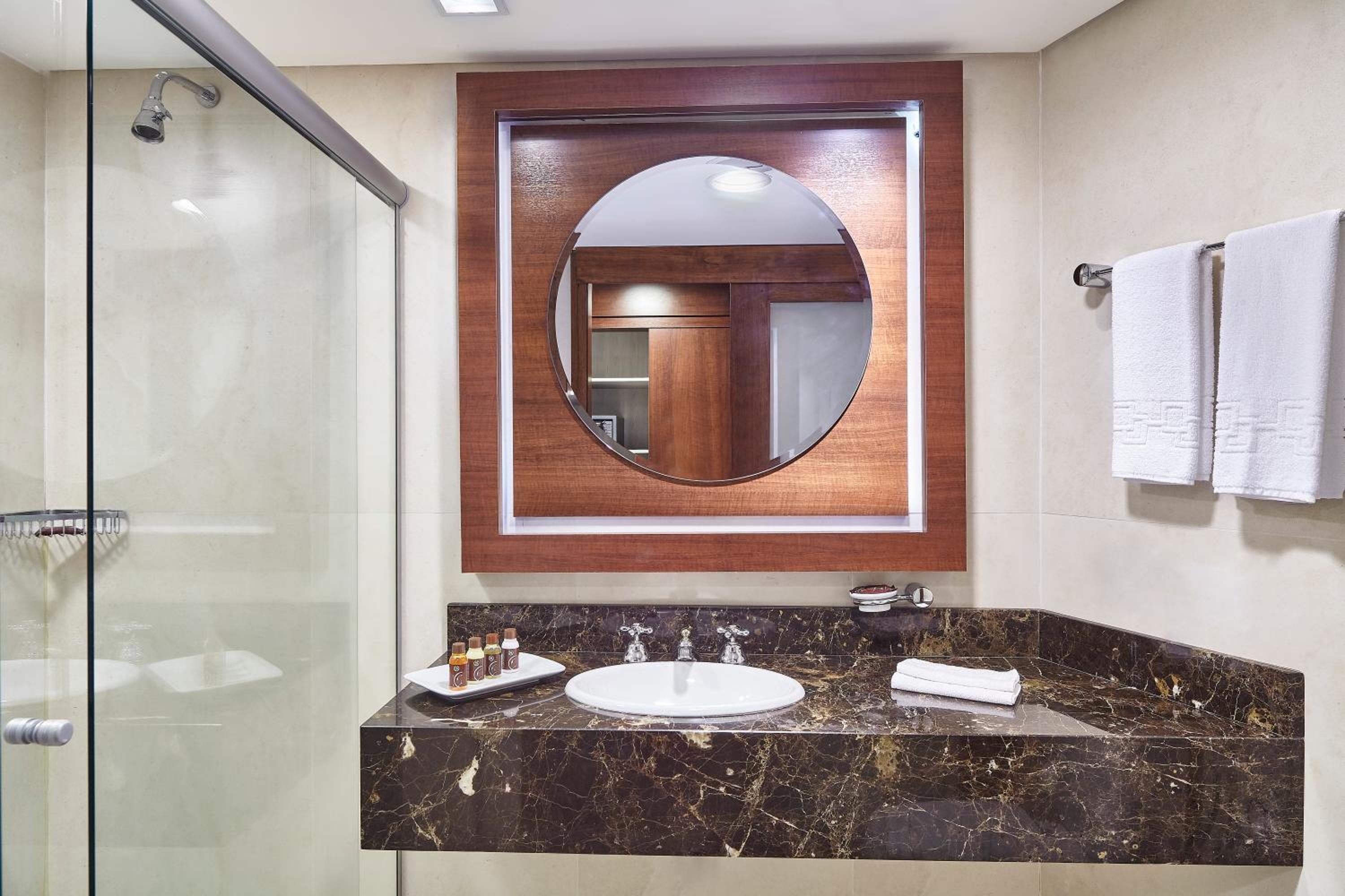 Deluxe King Room - Photo 17