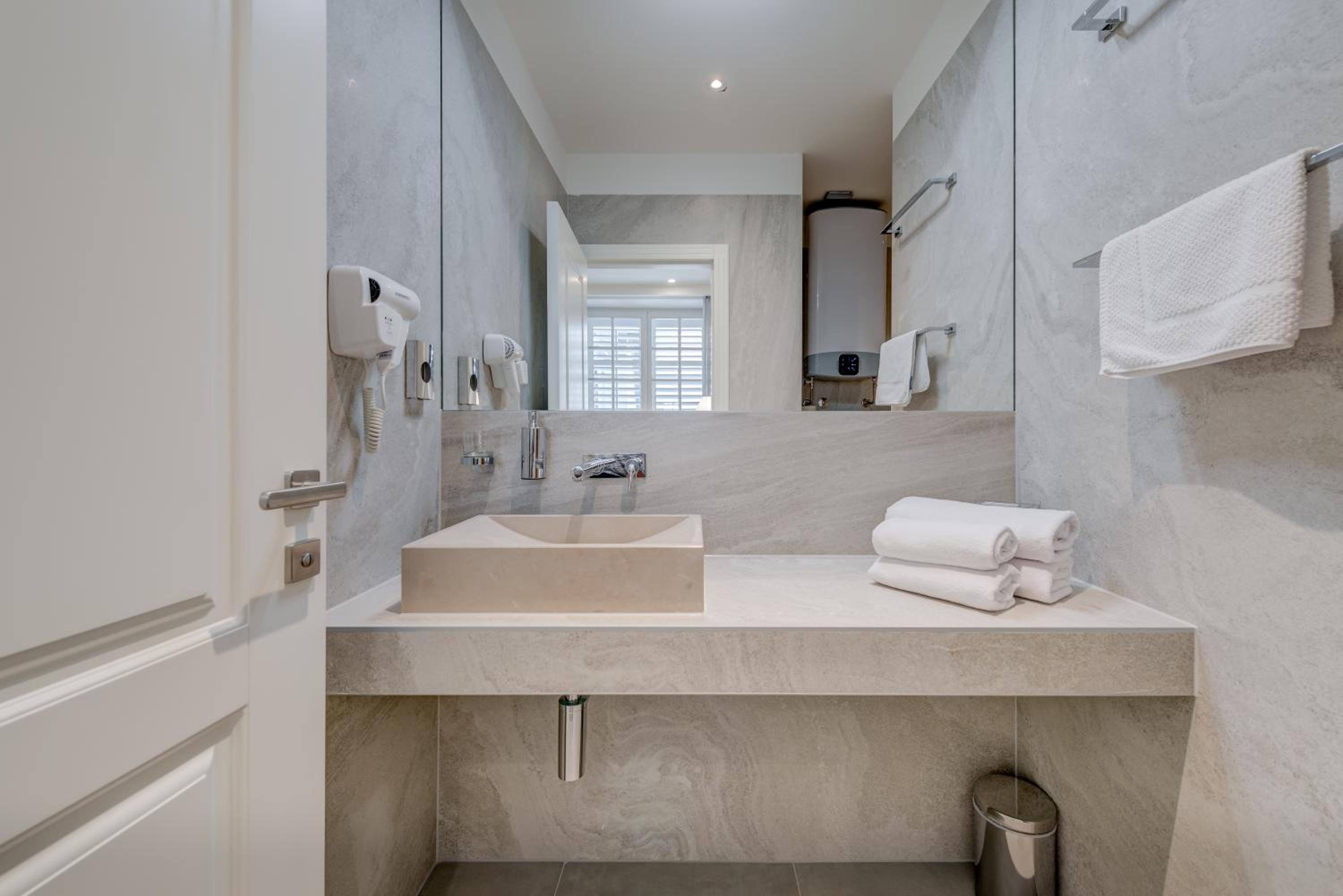 Standard Double Room - Photo 8