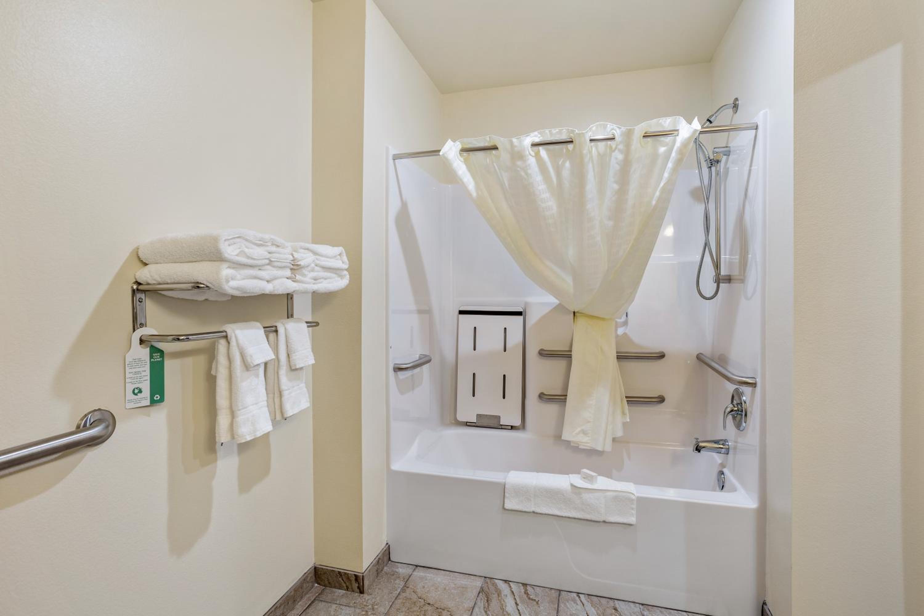 Family Room - Disability Access - Photo 7