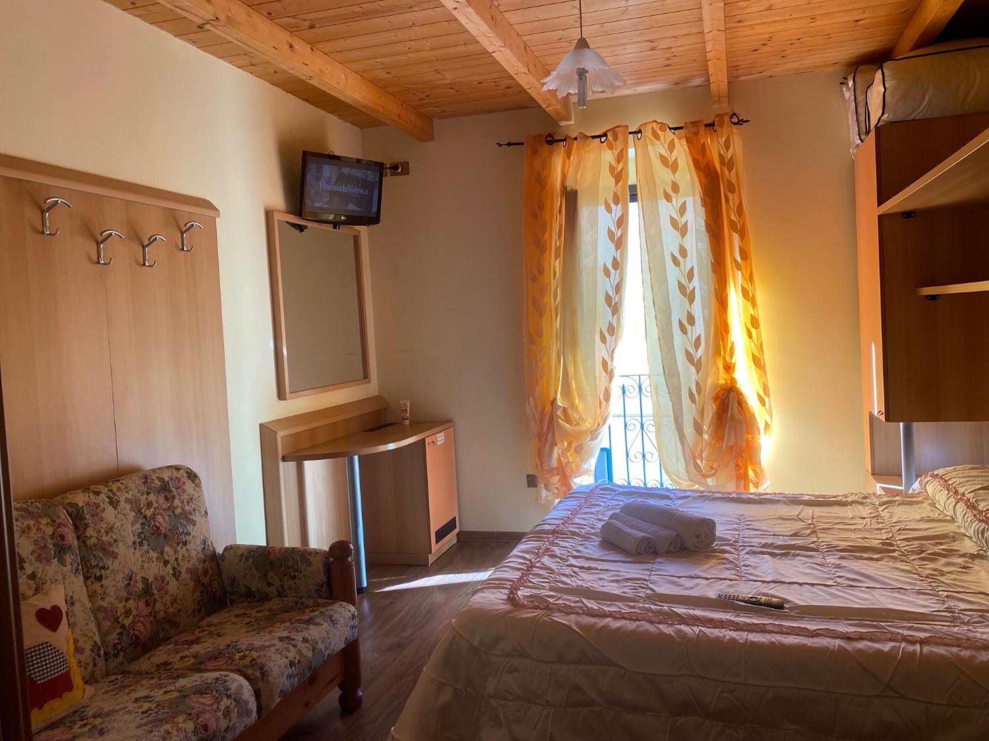One-Bedroom House - Photo 28